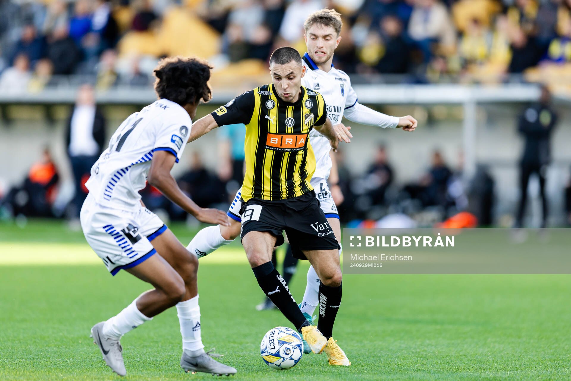 Häckens Ali Youssef i en kamp mot Sirius Malcolm Jeng och Andreas Pyndt Andersen under fotbollsmatchen i Allsvenskan mellan Häcken och Sirius den 29 september 2024 i Göteborg. 