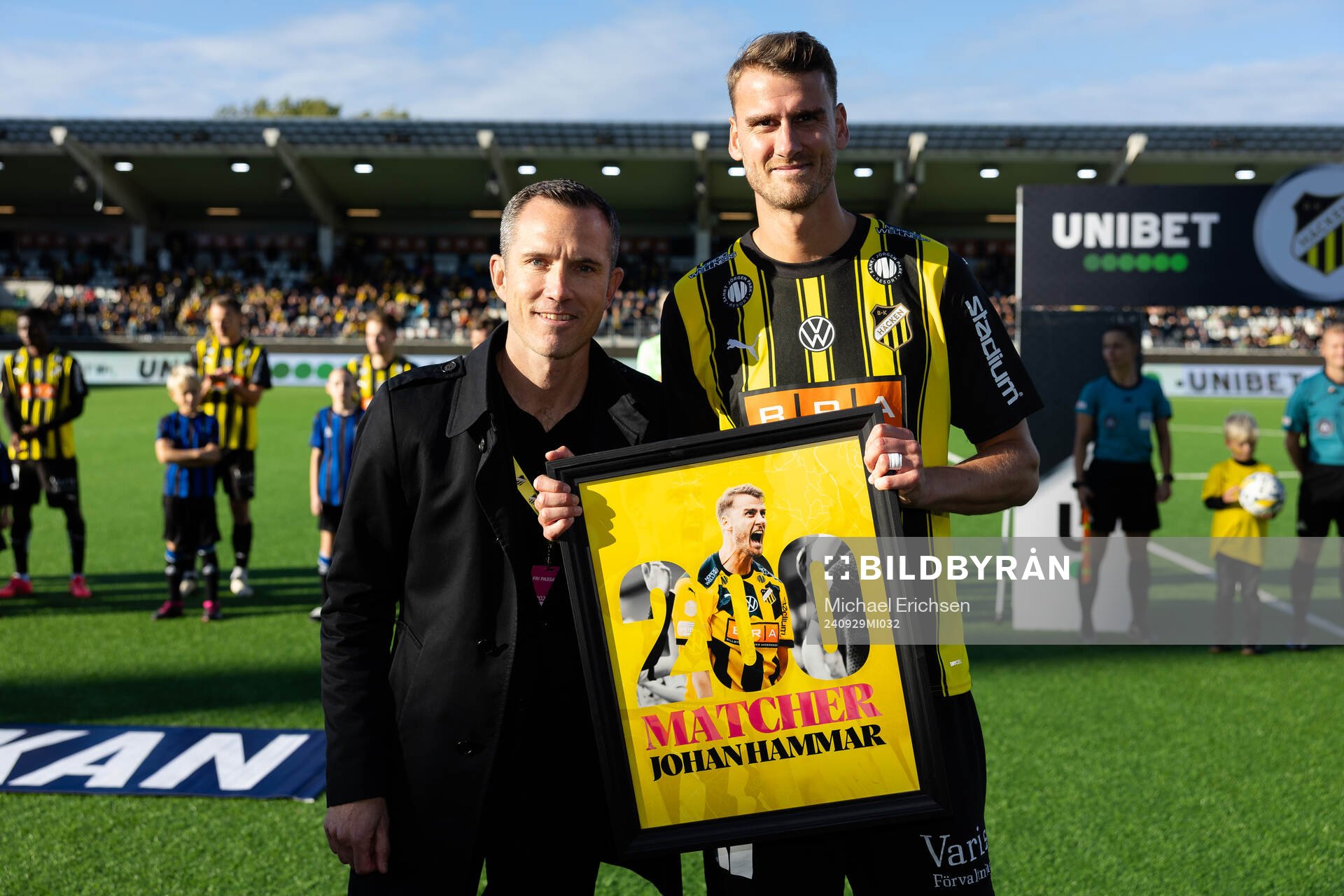 Häckens sportchef Martin Ericsson uppvaktar Johan Hammar