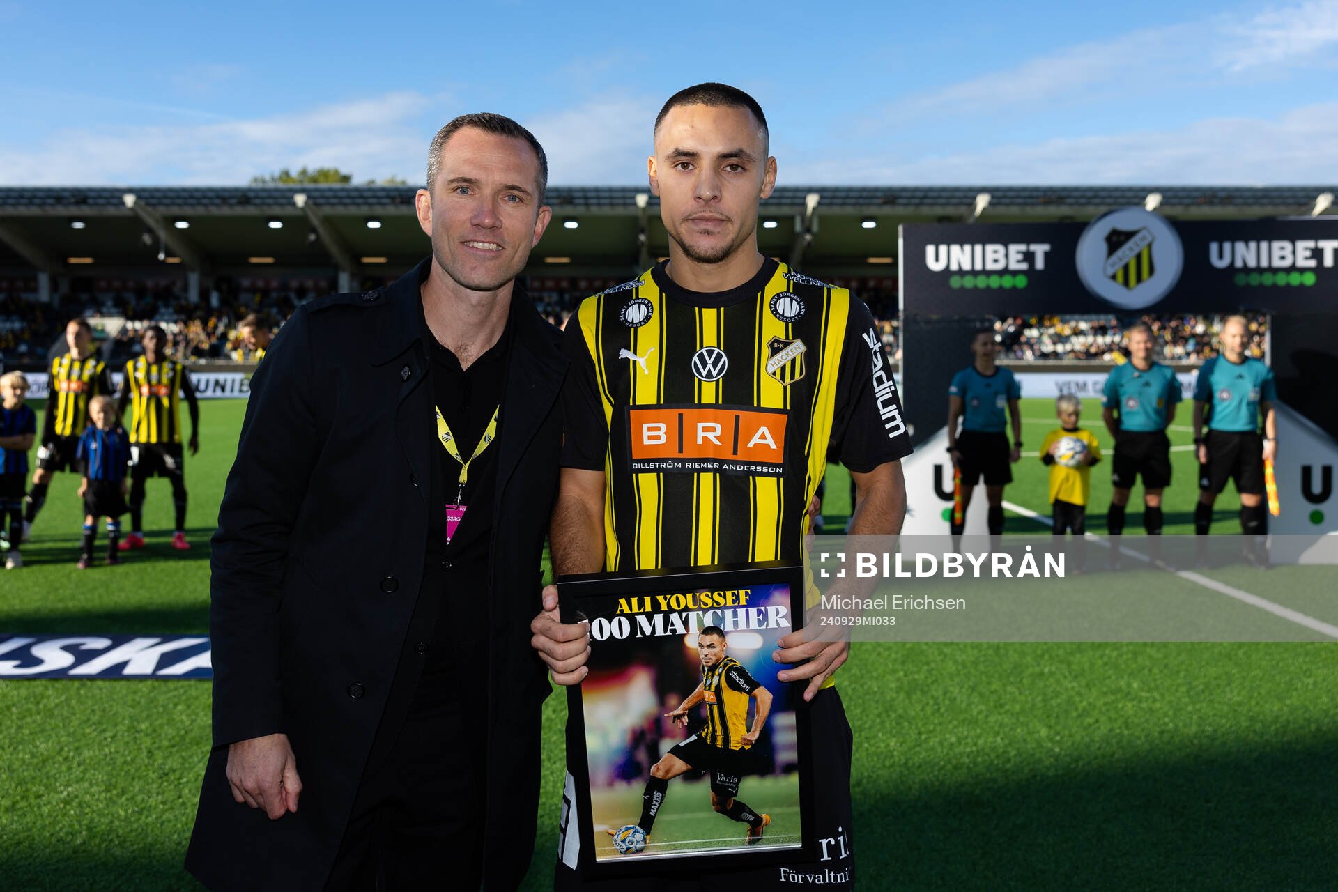 Häckens sportchef Martin Ericsson uppvaktar Ali Youssef