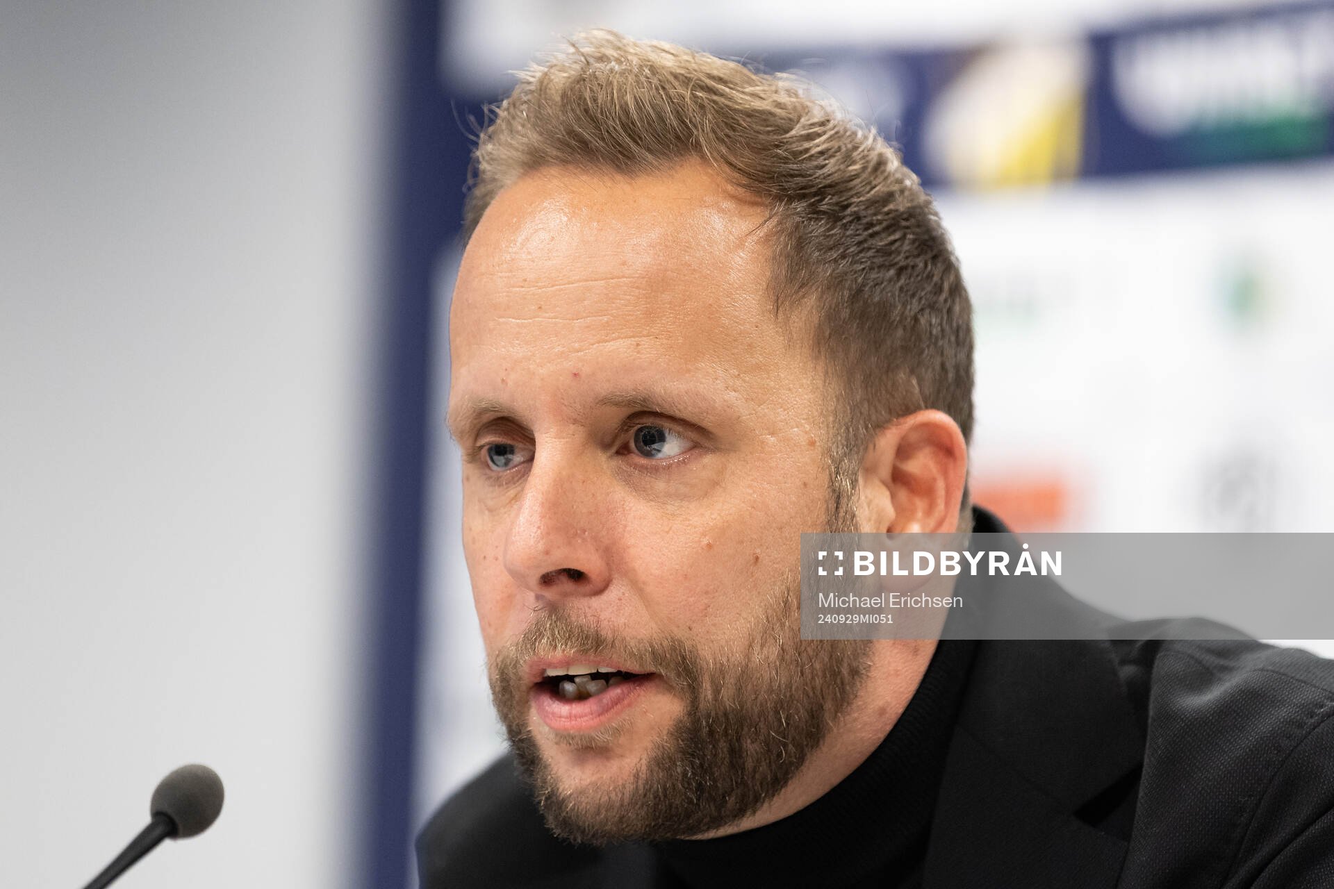 Häckens tränare Joop Oosterveld på presskonferensen