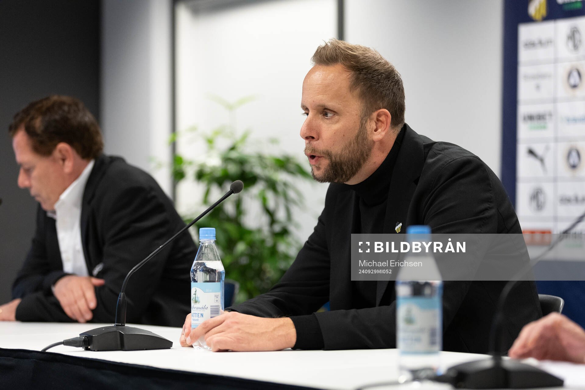 Häckens tränare Joop Oosterveld på presskonferensen