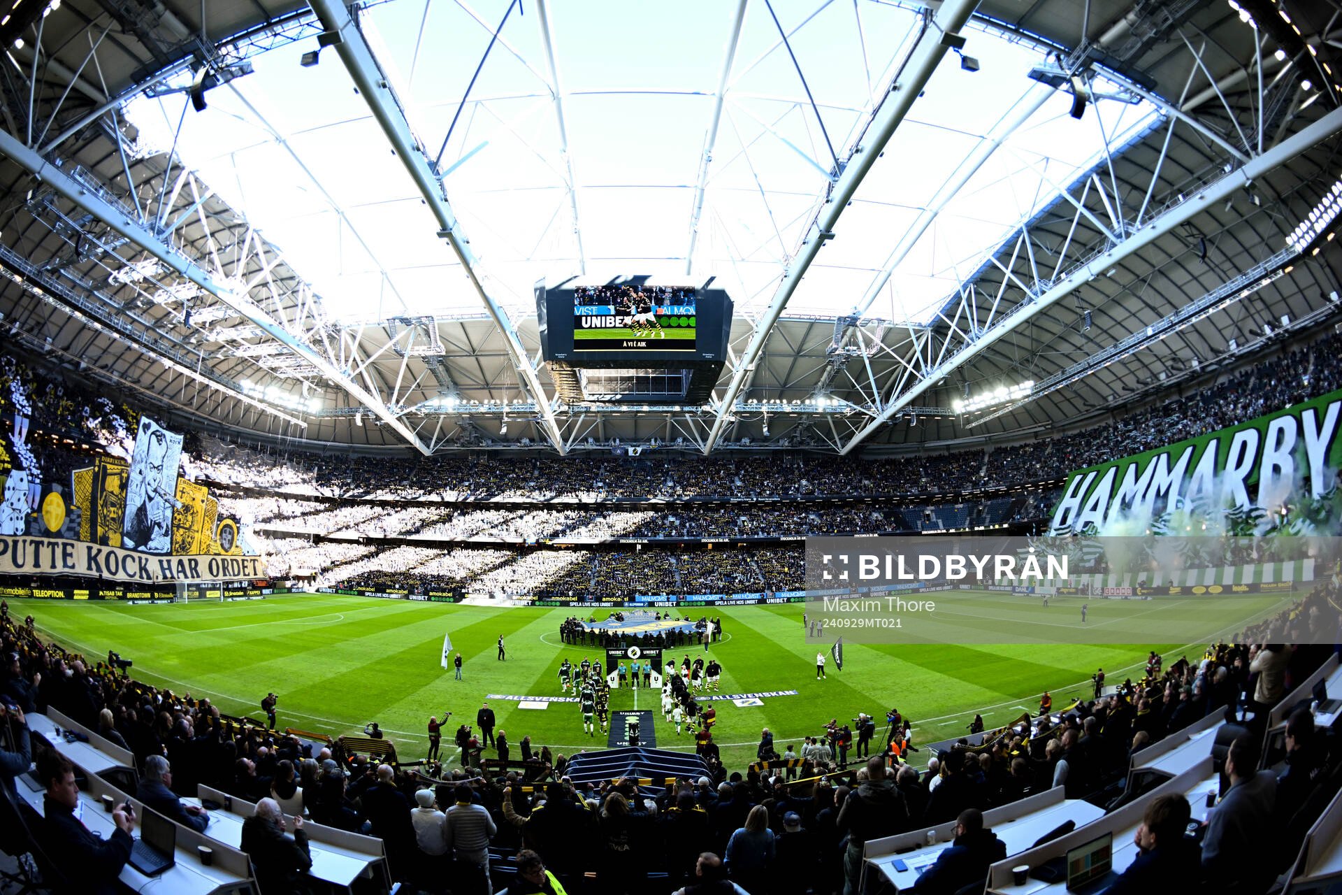 AIKs och Hammarbys supportrar med tifo