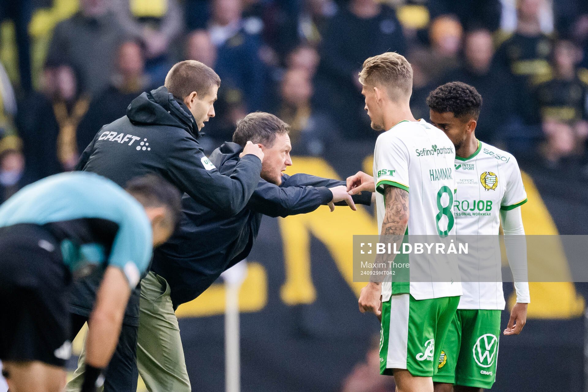 Hammarbys tränare Kim Hellberg i samtal med Fredrik Hammar