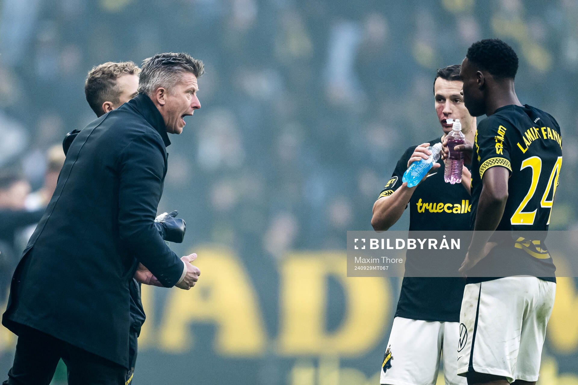 AIKs tränare Mikkjal Thomassen i samtal med Bersant Celina
