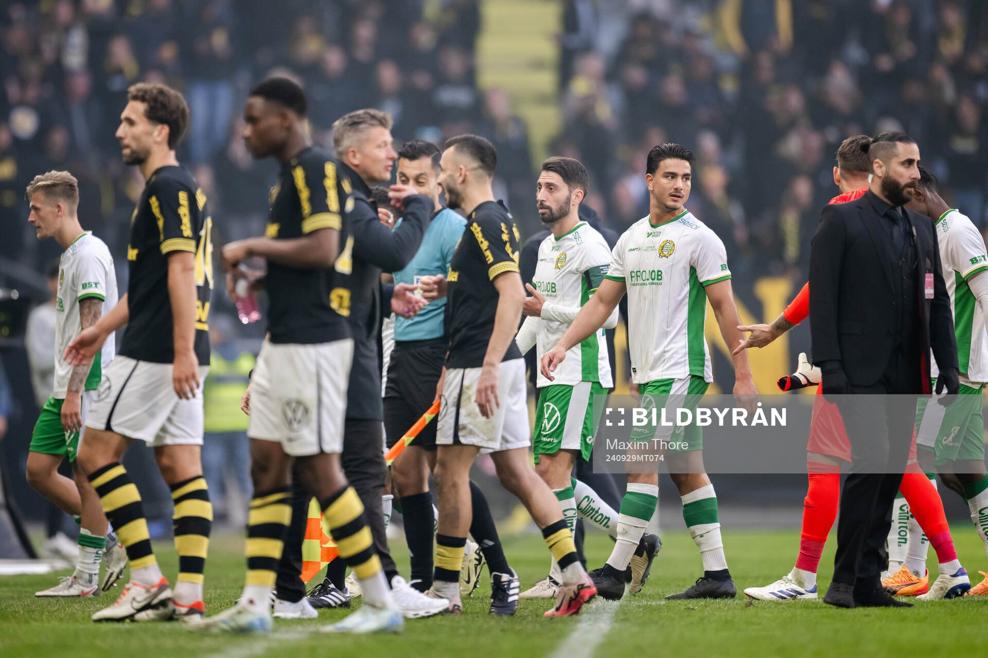 Hammarbys Jusef Erabi lämnar planen i samband med ett