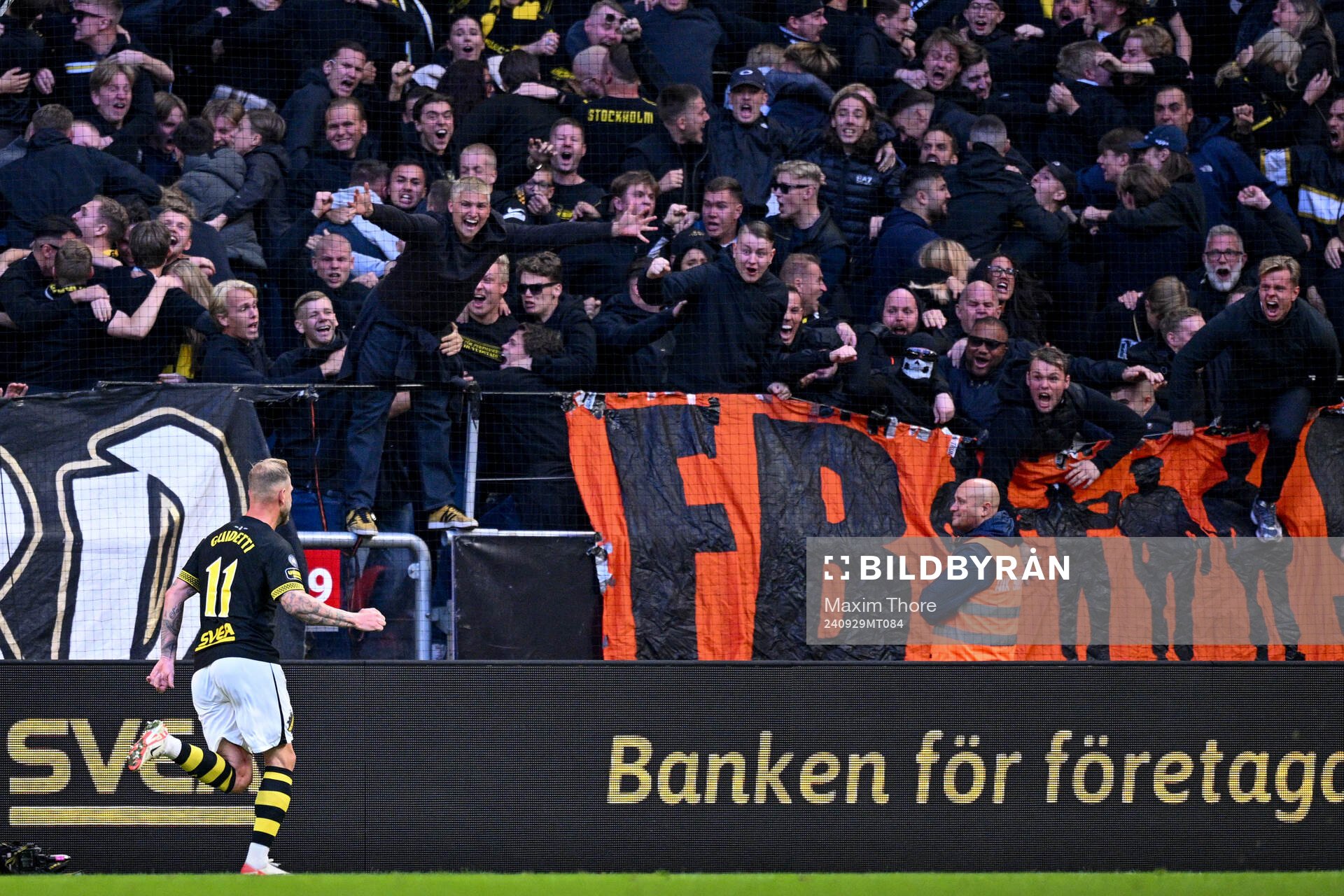 AIKs John Guidetti jublar med supportrar