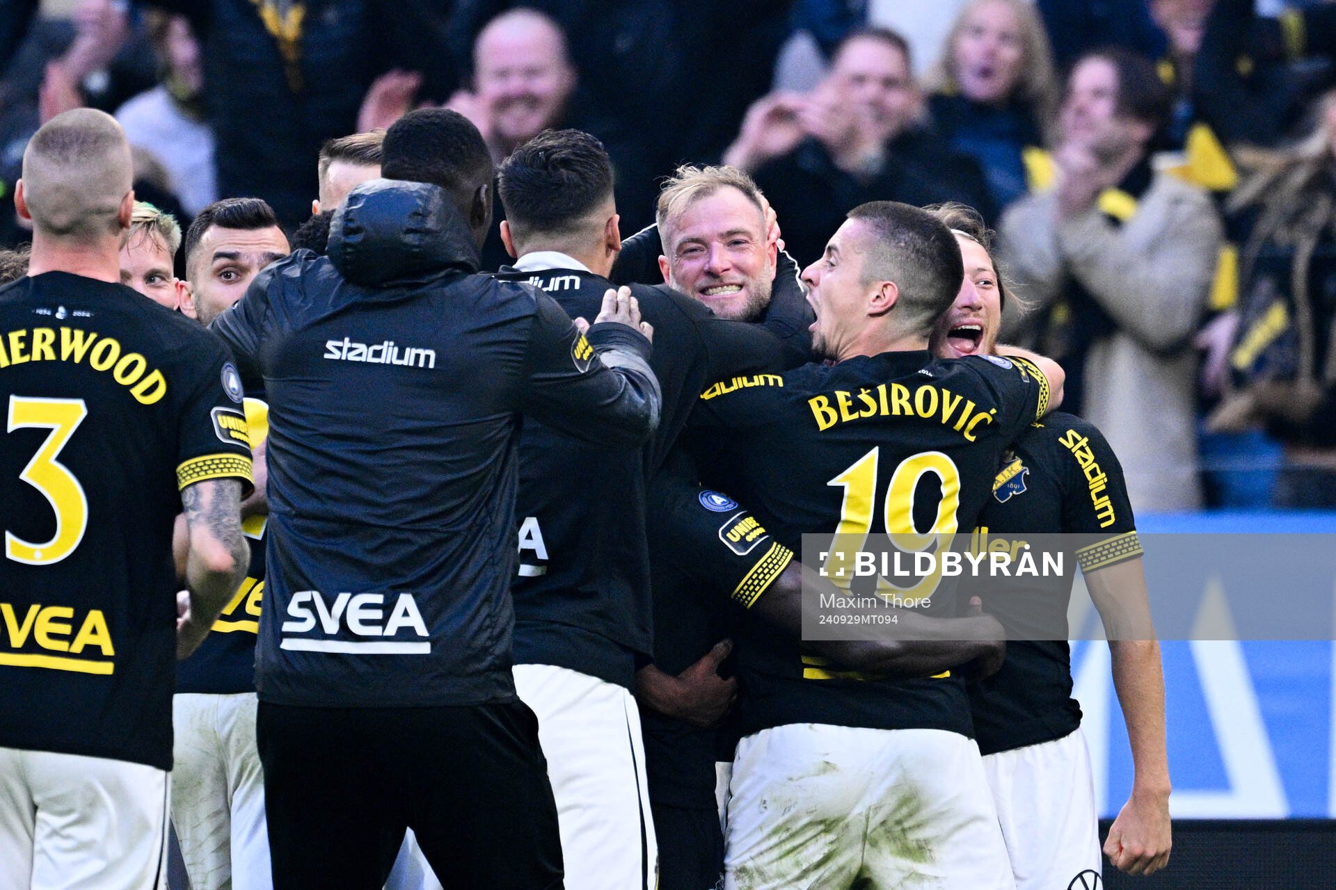 AIKs John Guidetti jublar efter fotbollsmatchen i Allsvenskan mellan AIK och Hammarby den 29 september 2024 i Stockholm. 