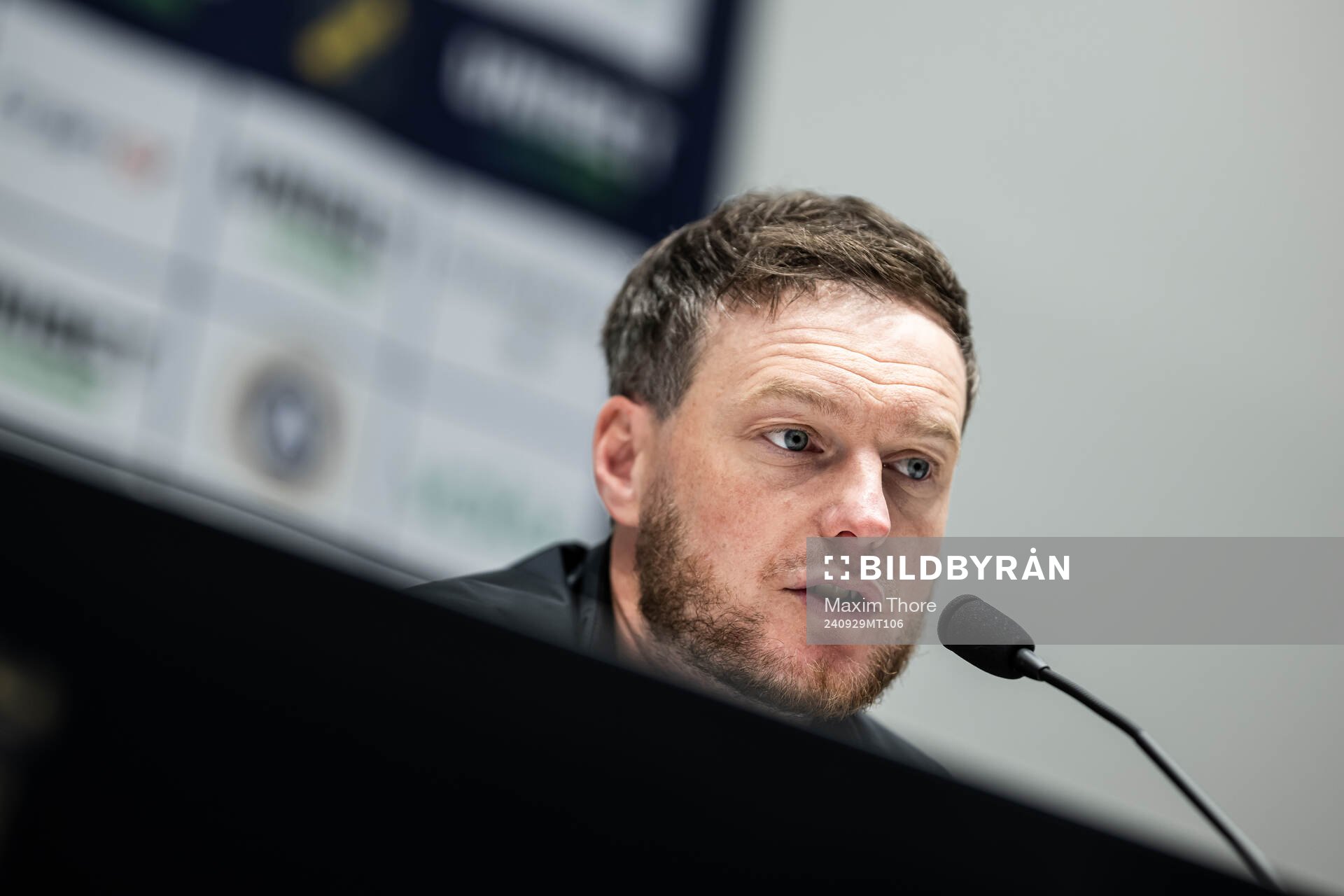 Hammarbys tränare Kim Hellberg vid en presskonferens