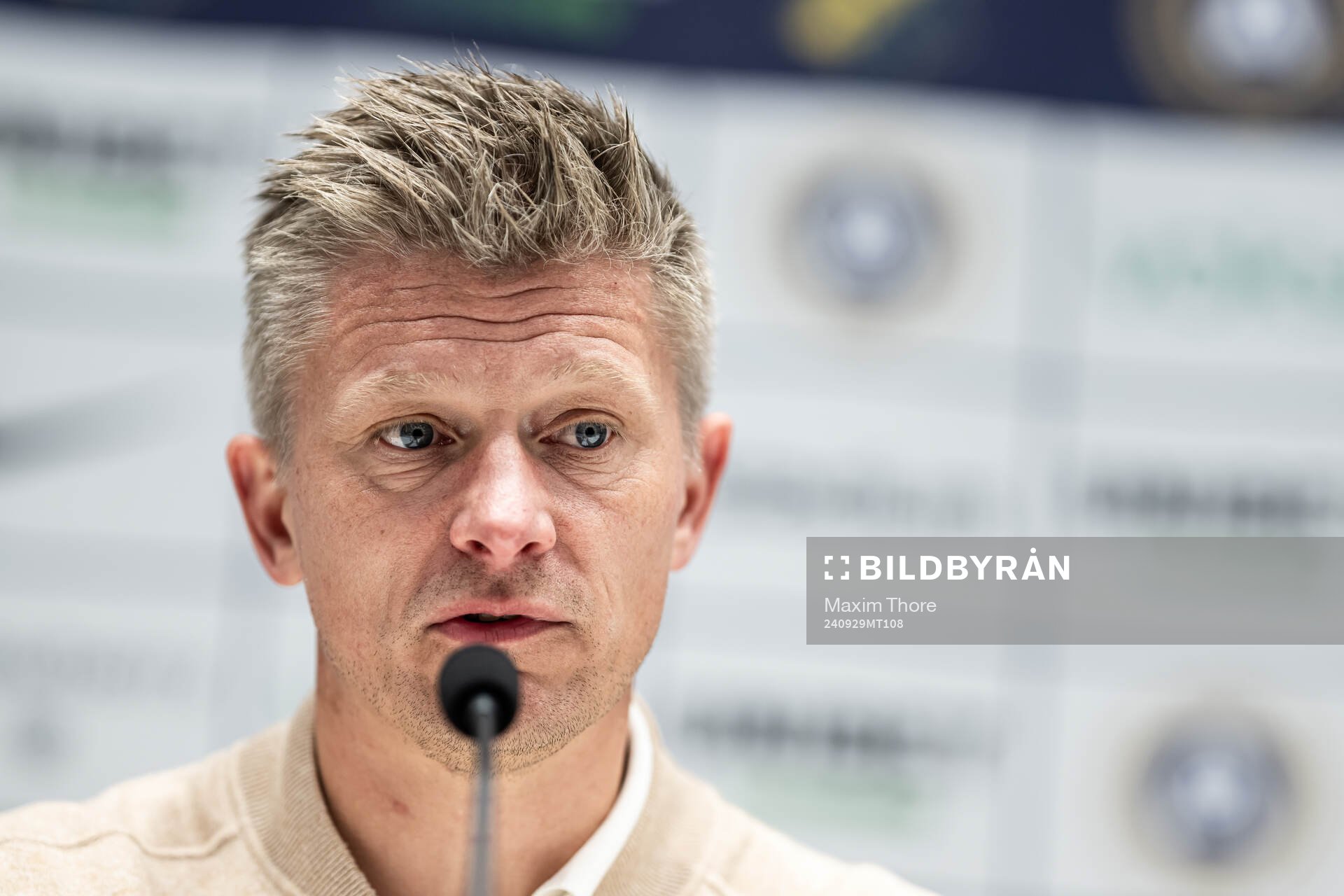 AIKs tränare Mikkjal Thomassen vid en presskonferens
