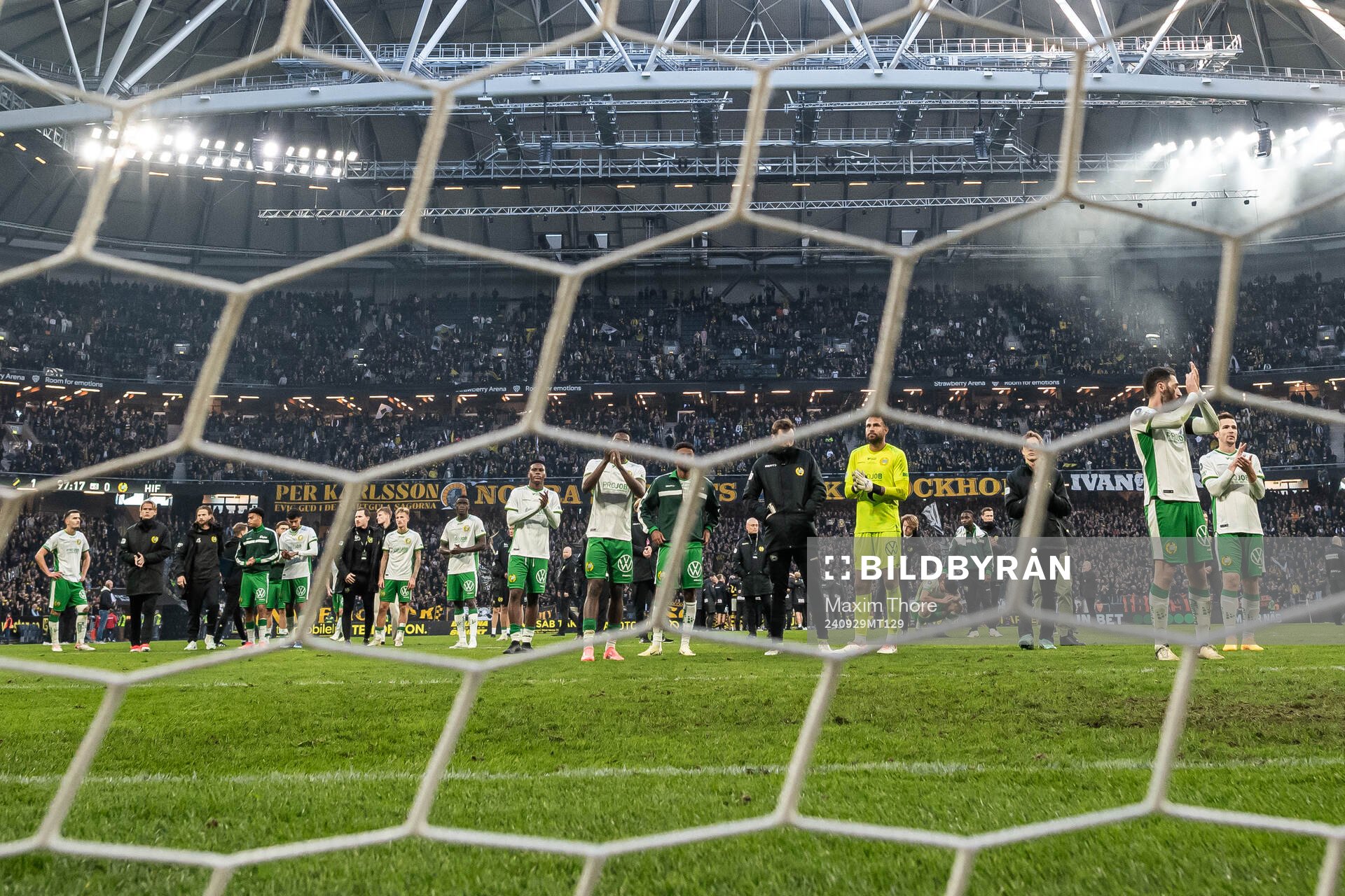 Hammarbys spelare är framme och tackar sina supportar