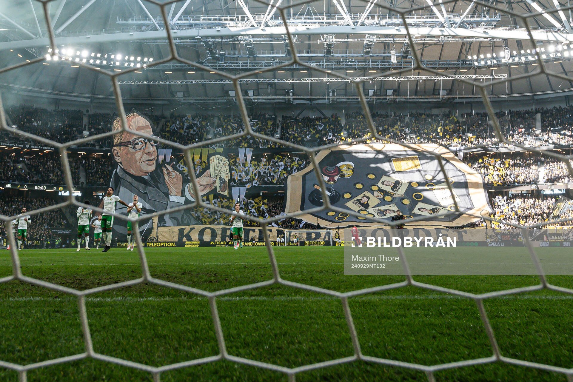AIKs supportar med ett tifo inför fotbollsmatchen i Allsvenskan mellan AIK och Hammarby den 29 september 2024 i Stockholm. 