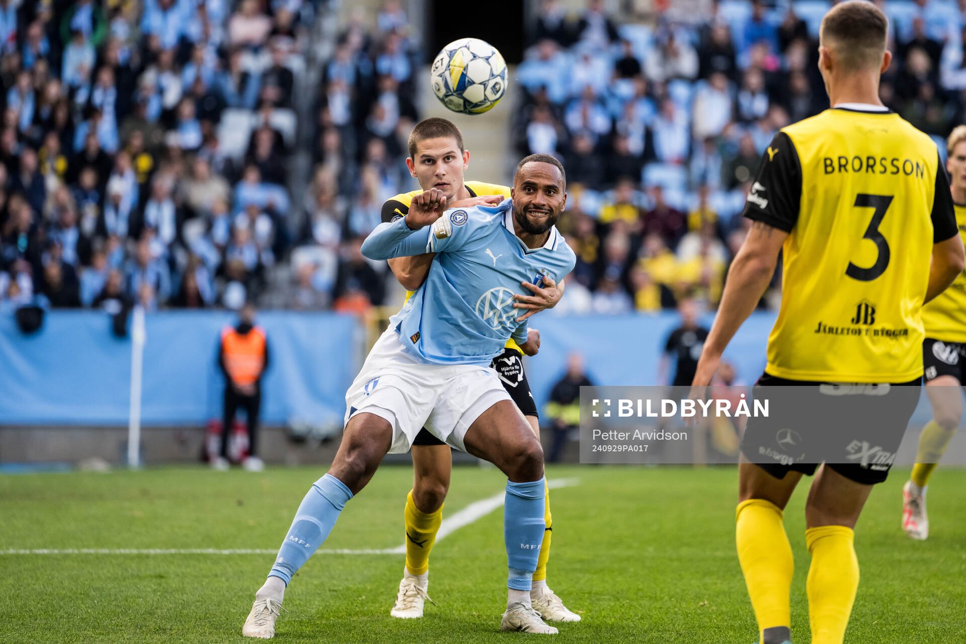 Malmö FFs Isaac Kiese Thelin och Mjällbys Rasmus Wikström
