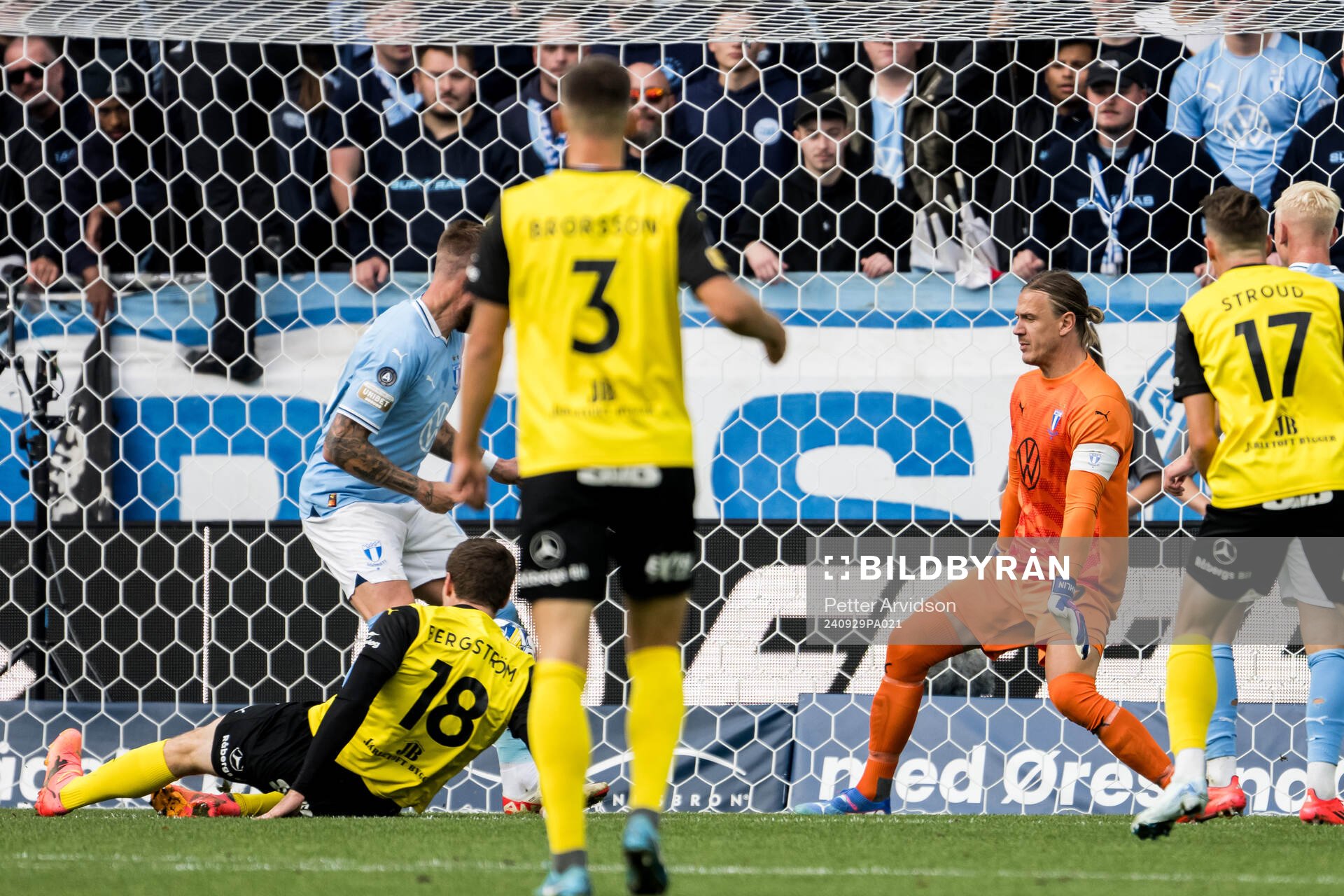 Mjällbys Jacob Bergström och Malmö FFs målvakt Johan