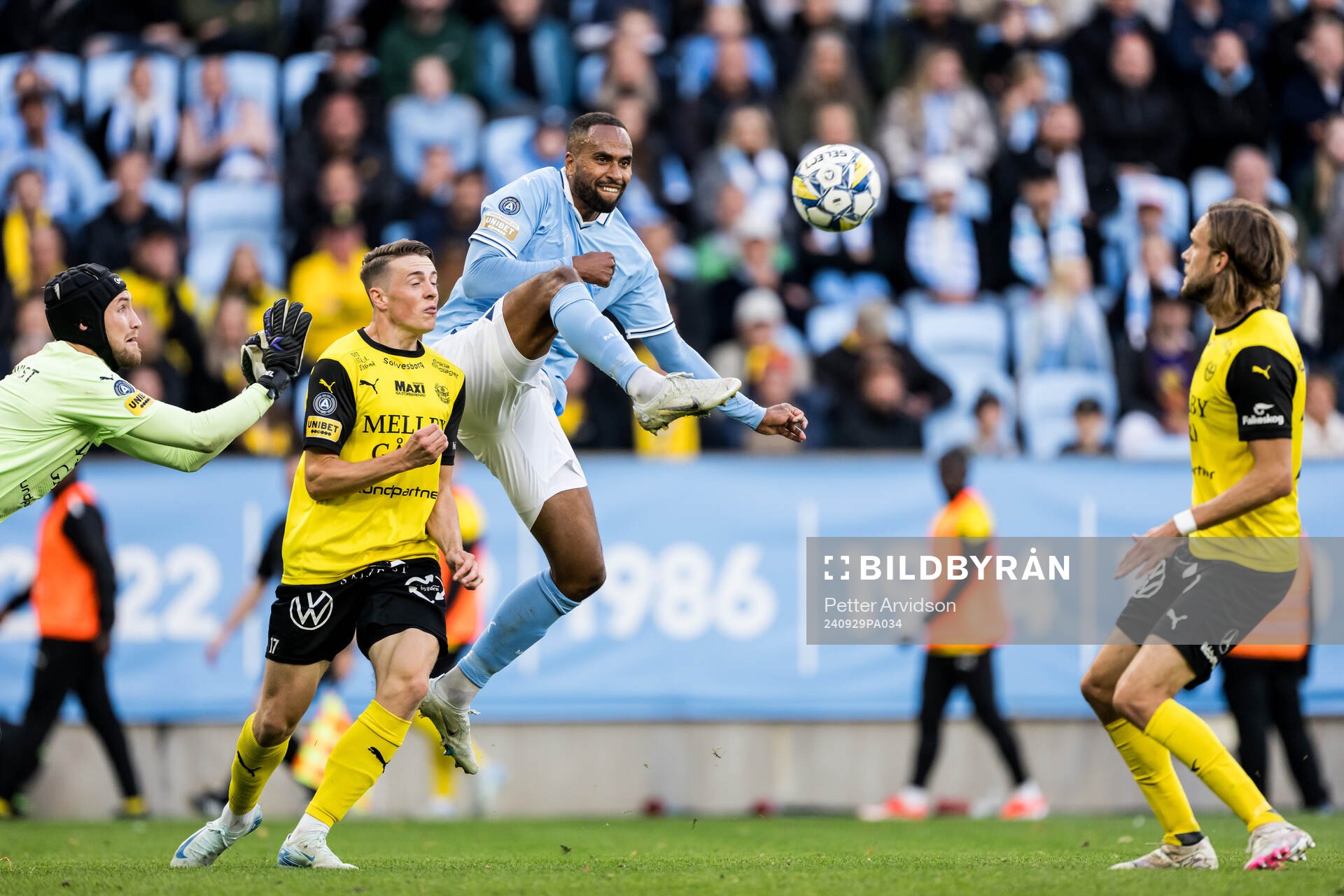 Malmö FFs Isaac Kiese Thelin gör 2-0 bakom Mjällbys