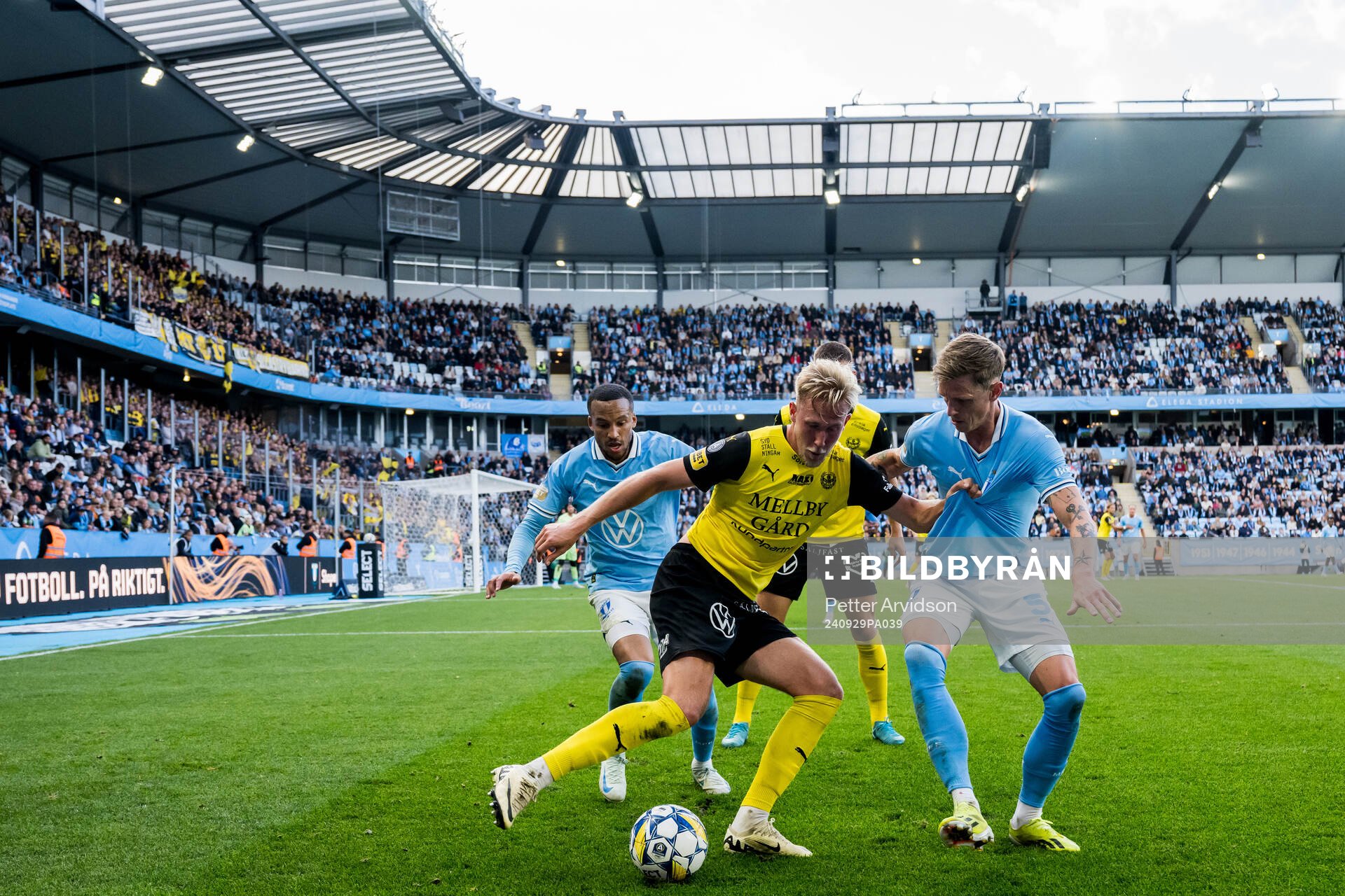 Mjällbys Herman Johansson i en kamp mot Malmö FFs Martin