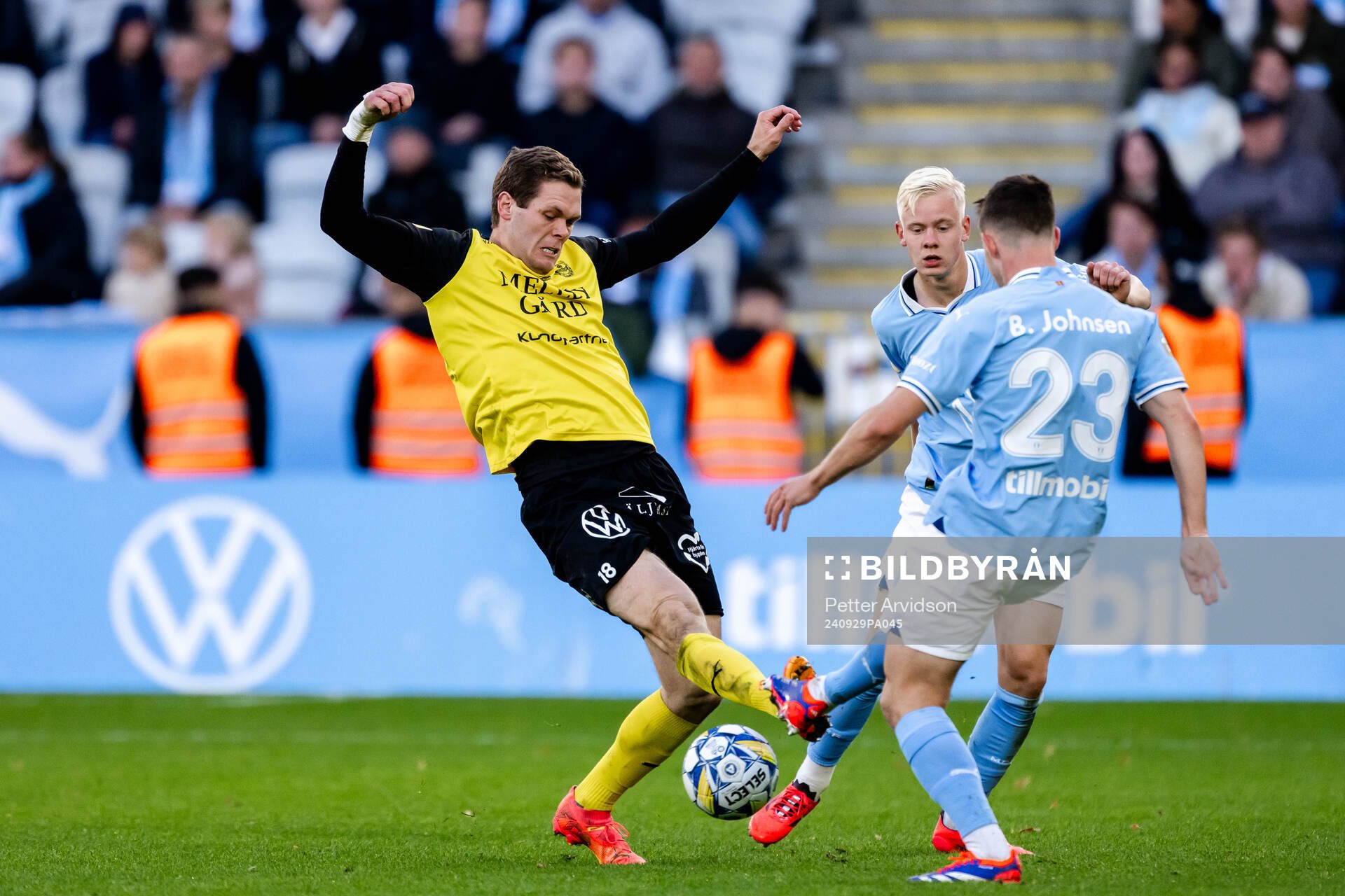 Mjällbys Jacob Bergström i en kamp mot Malmö FFs Lasse Berg Johnsen och Otto Rosengren under fotbollsmatchen i Allsvenskan mellan Malmö FF och Mjällby den 29 september 2024 i Malmö.