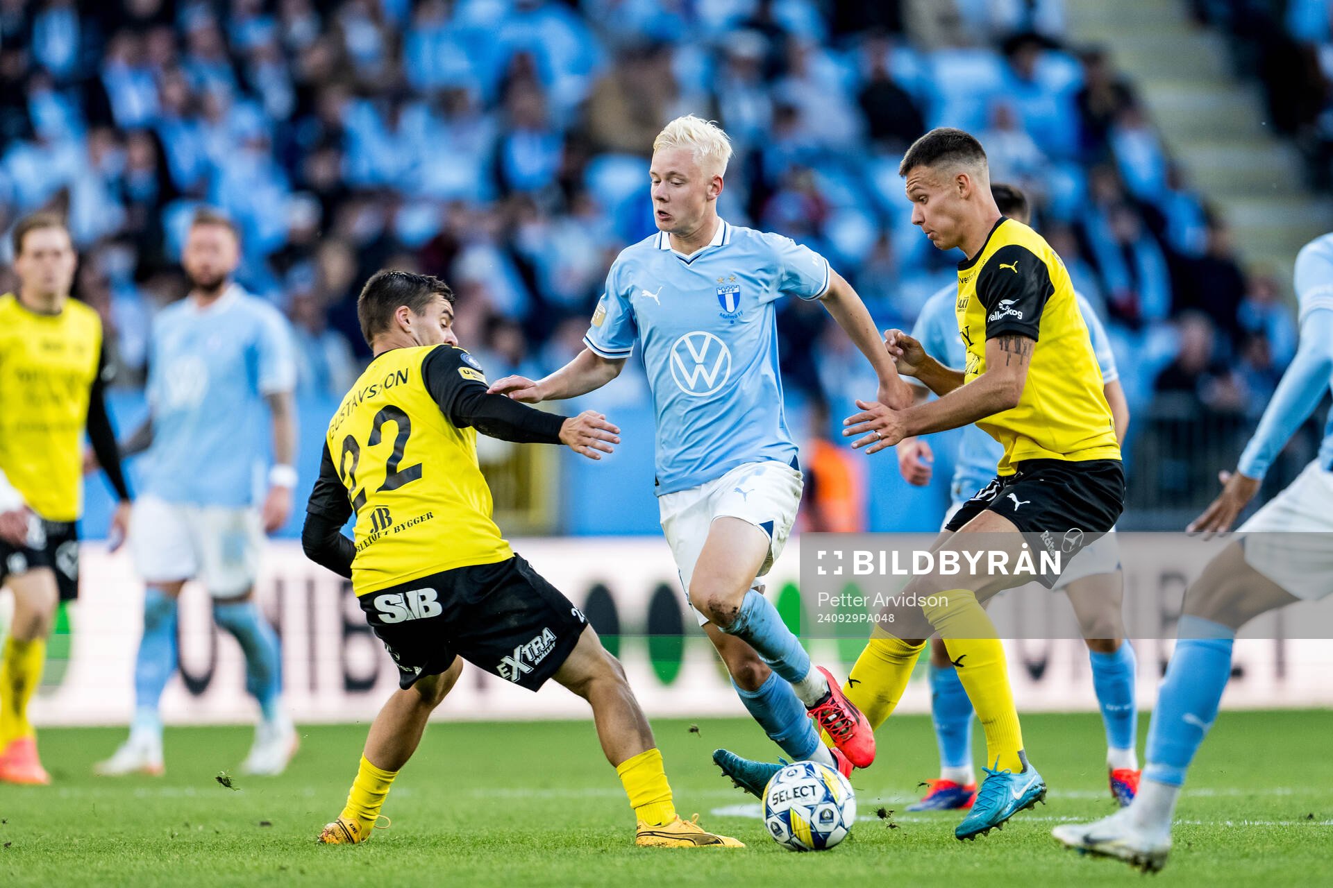 Malmö FFs Otto Rosengren i en kamp mot Mjällbys Jesper