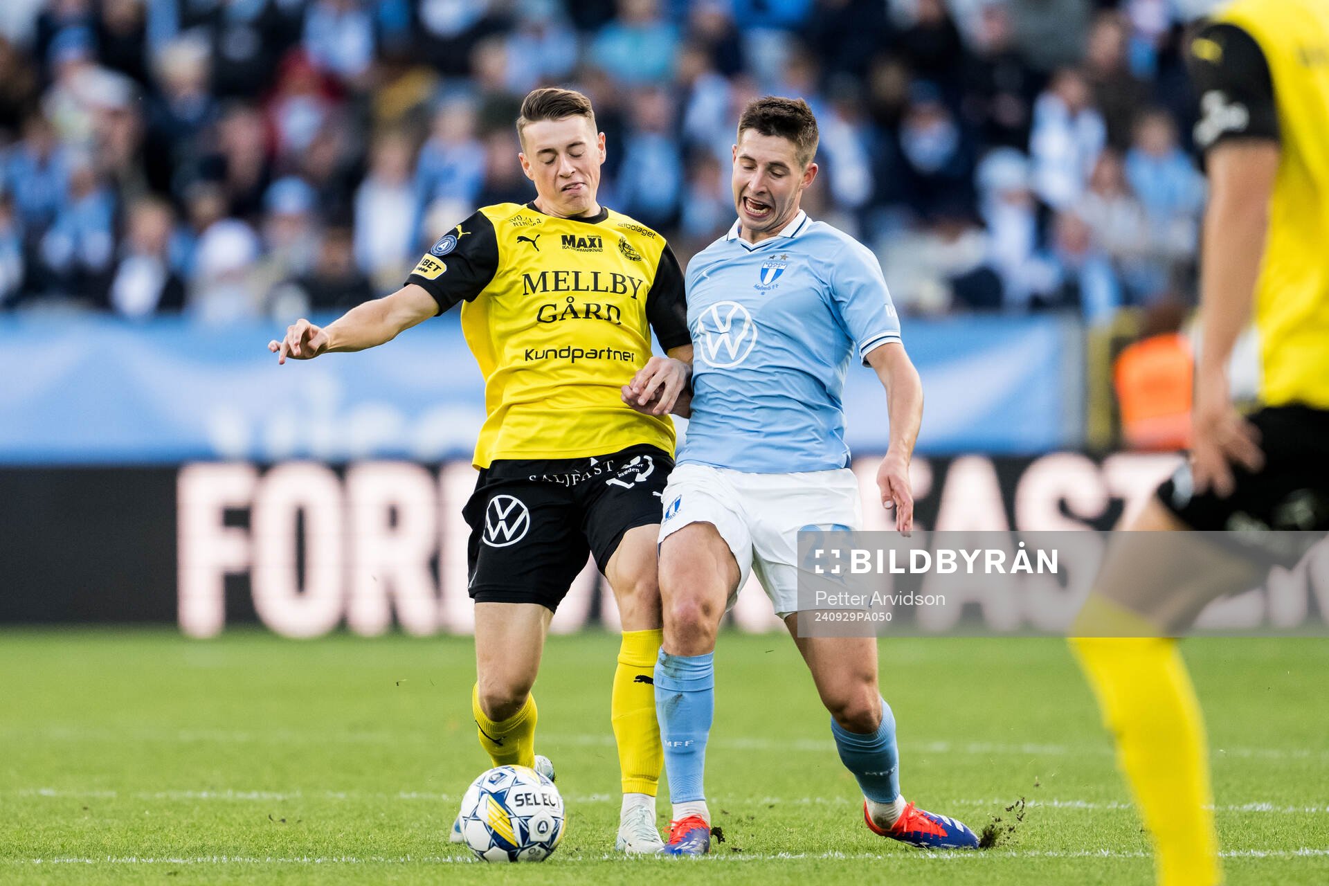 Mjällbys Elliot Stroud och Malmö FFs Lasse Berg Johnsen