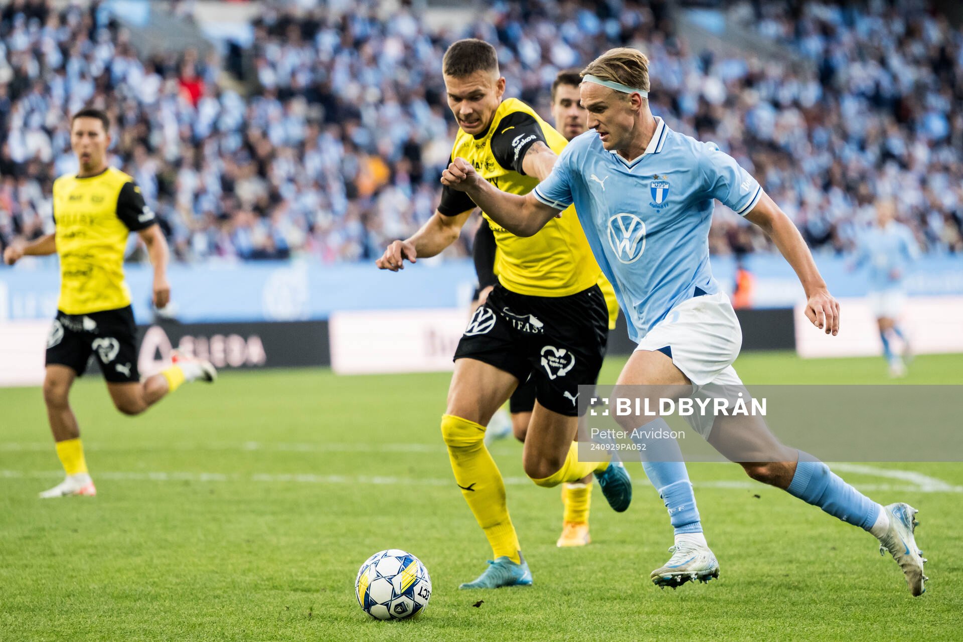 Malmö FFs Erik Botheim och Mjällbys Rasmus Wikström