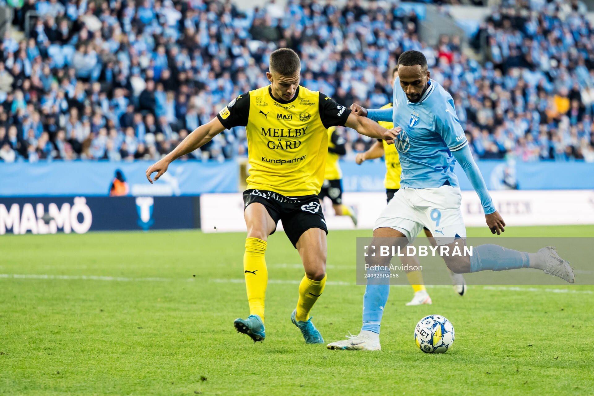 Mjällbys Arvid Brorsson och Malmö FFs Isaac Kiese Thelin