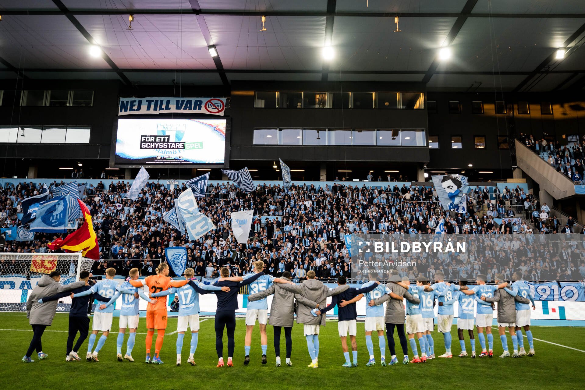 Malmö FFs spelare jublar efte fotbollsmatchen i