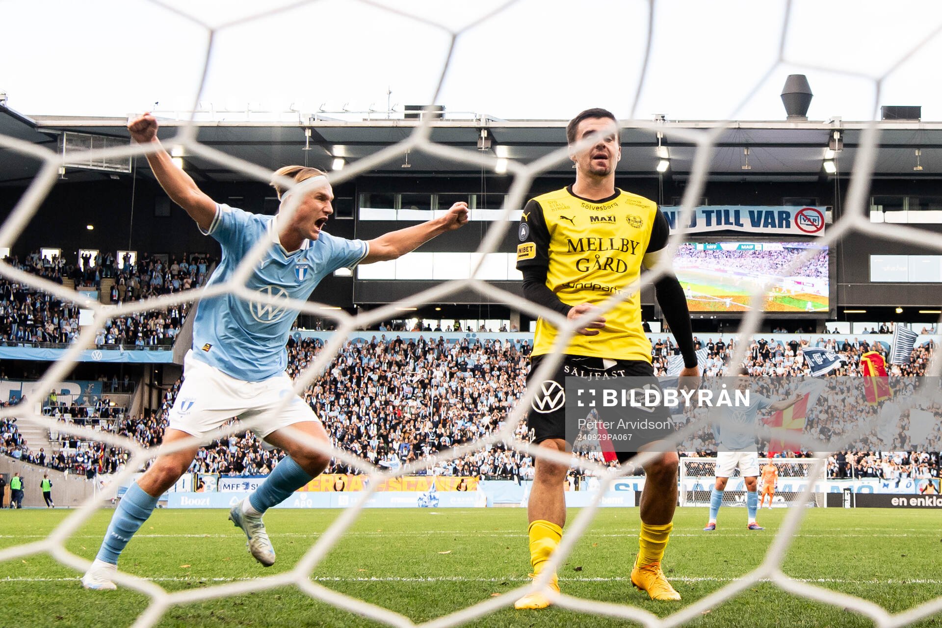 Malmö FFs Erik Botheim jublar och Mjällbys Jesper
