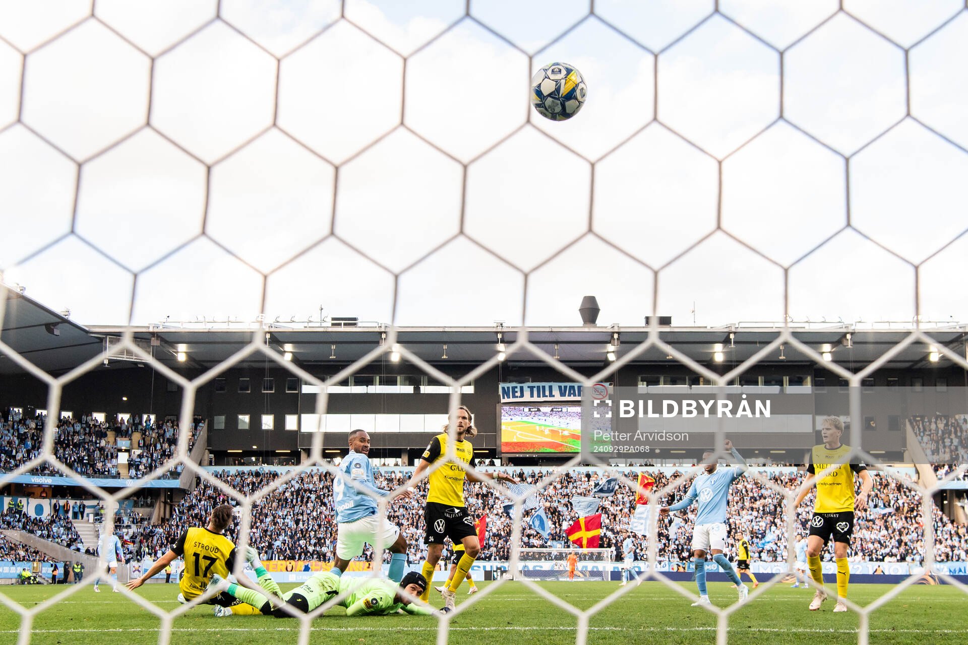 Malmö FFs Isaac Kiese Thelin gör 2-0 bakom Mjällbys
