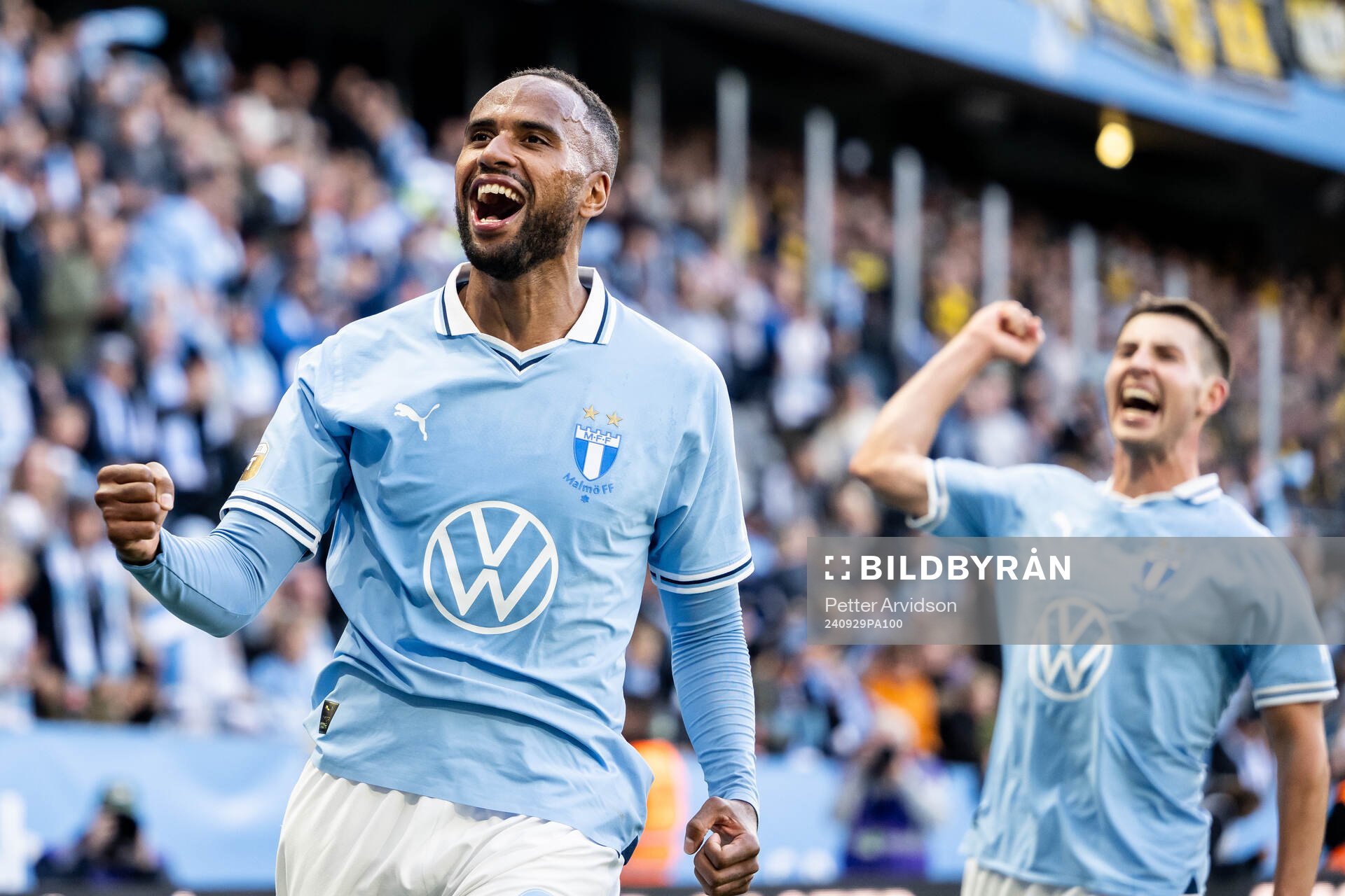 Malmö FFs Isaac Kiese Thelin och Lasse Berg Johnsen jublar efter 2-0 målet under fotbollsmatchen i Allsvenskan mellan Malmö FF och Mjällby den 29 september 2024 i Malmö. 