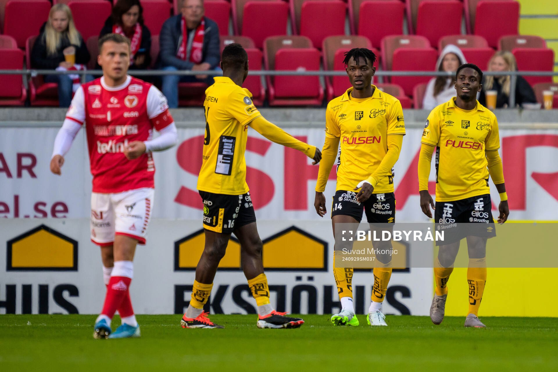 Elfsborgs Timothy Noor Ouma, Jalal Abdullai och Michael Baidoo jublar efter 1-1 under fotbollsmatchen i Allsvenskan mellan Kalmar och Elfsborg den 29 september 2024 i Kalmar.