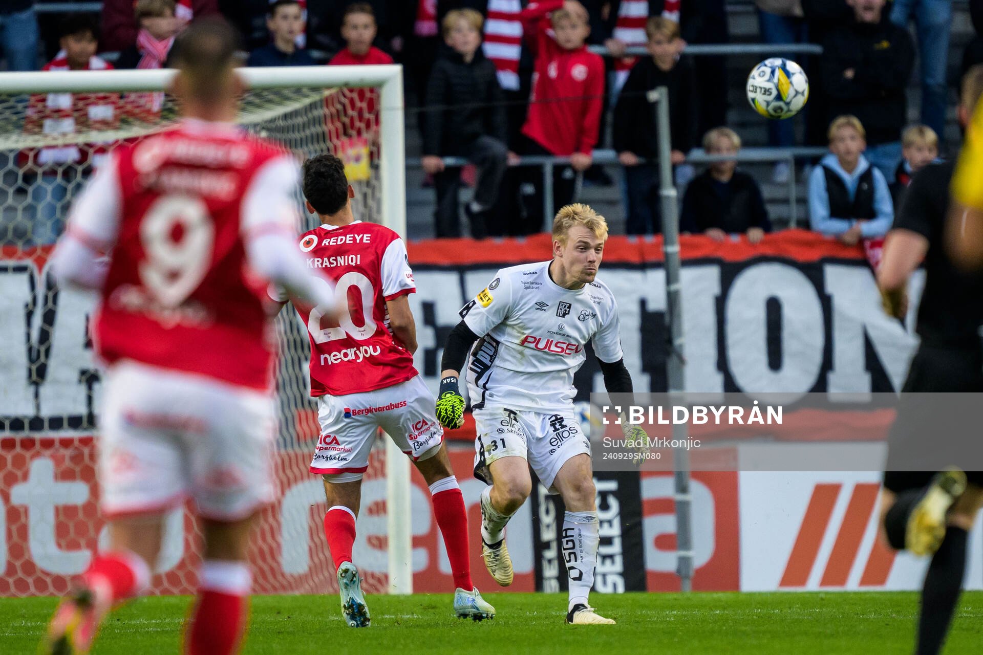 Kalmars Dion Krasniqi och Elfsborgs målvakt Isak Pettersson under fotbollsmatchen i Allsvenskan mellan Kalmar och Elfsborg den 29 september 2024 i Kalmar.