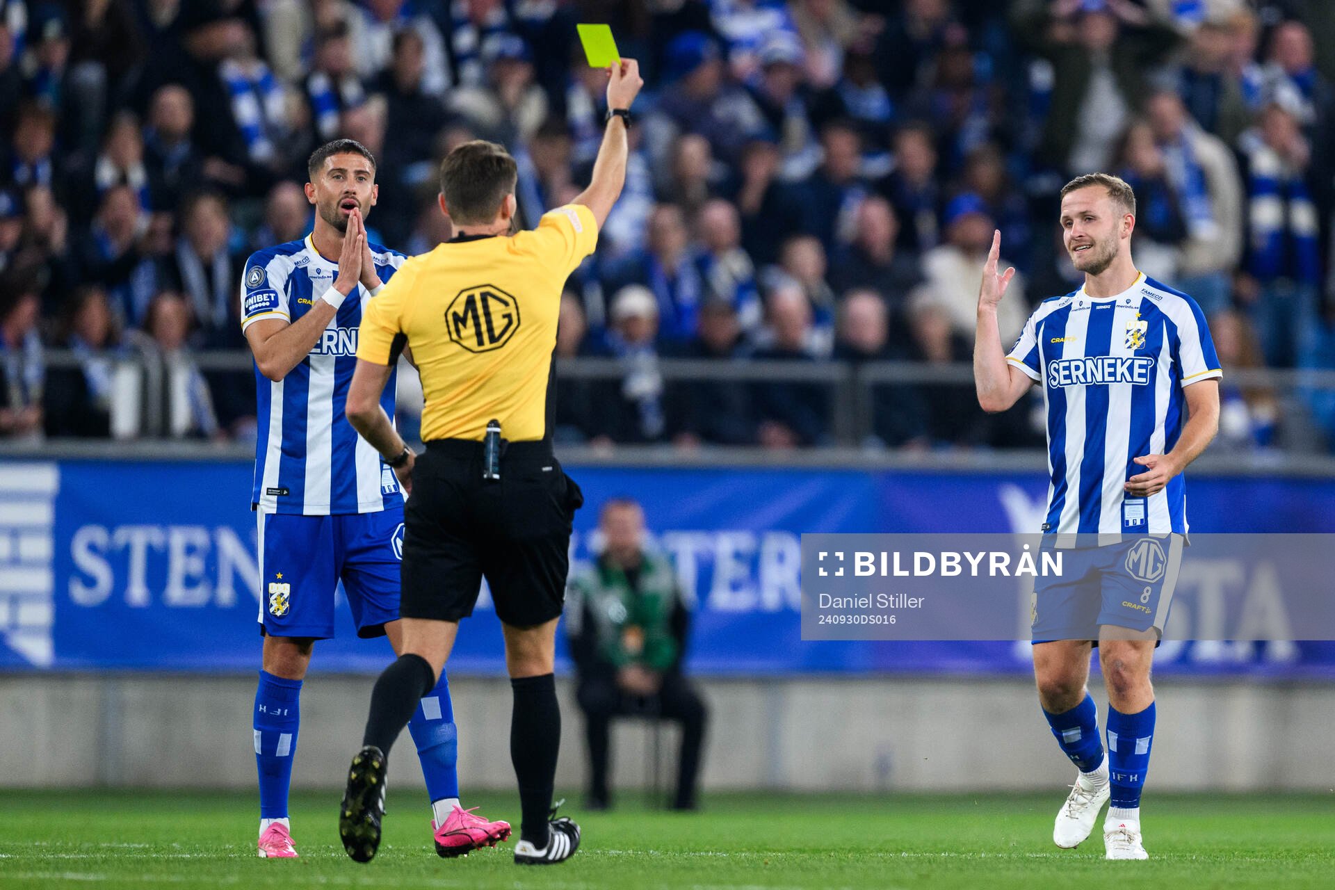 IFK Göteborgs Jonas Bager får ett gult kort av Domare
