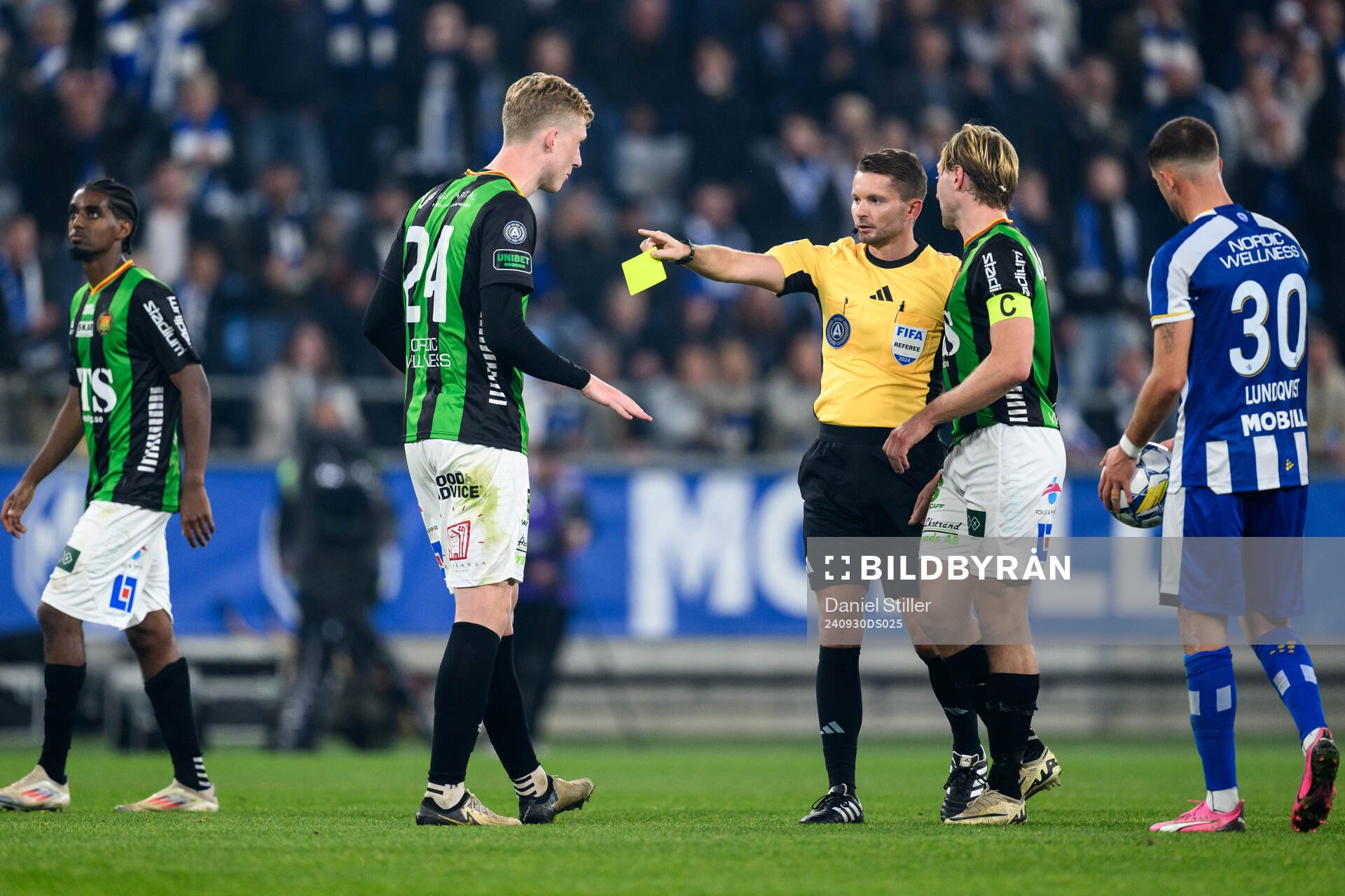 GAIS Filip Beckman får ett gult kort Västerås Domare