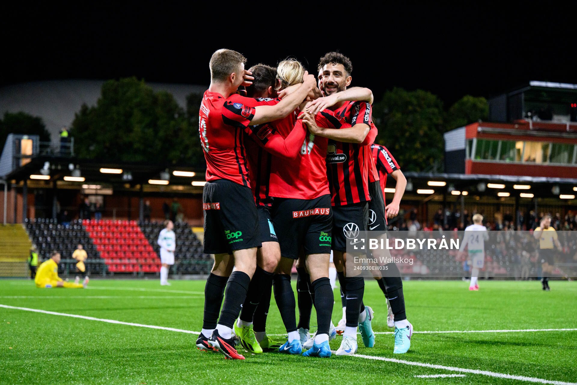 Brommapojkarnas Alexander Jensen jublar med lagkamrater