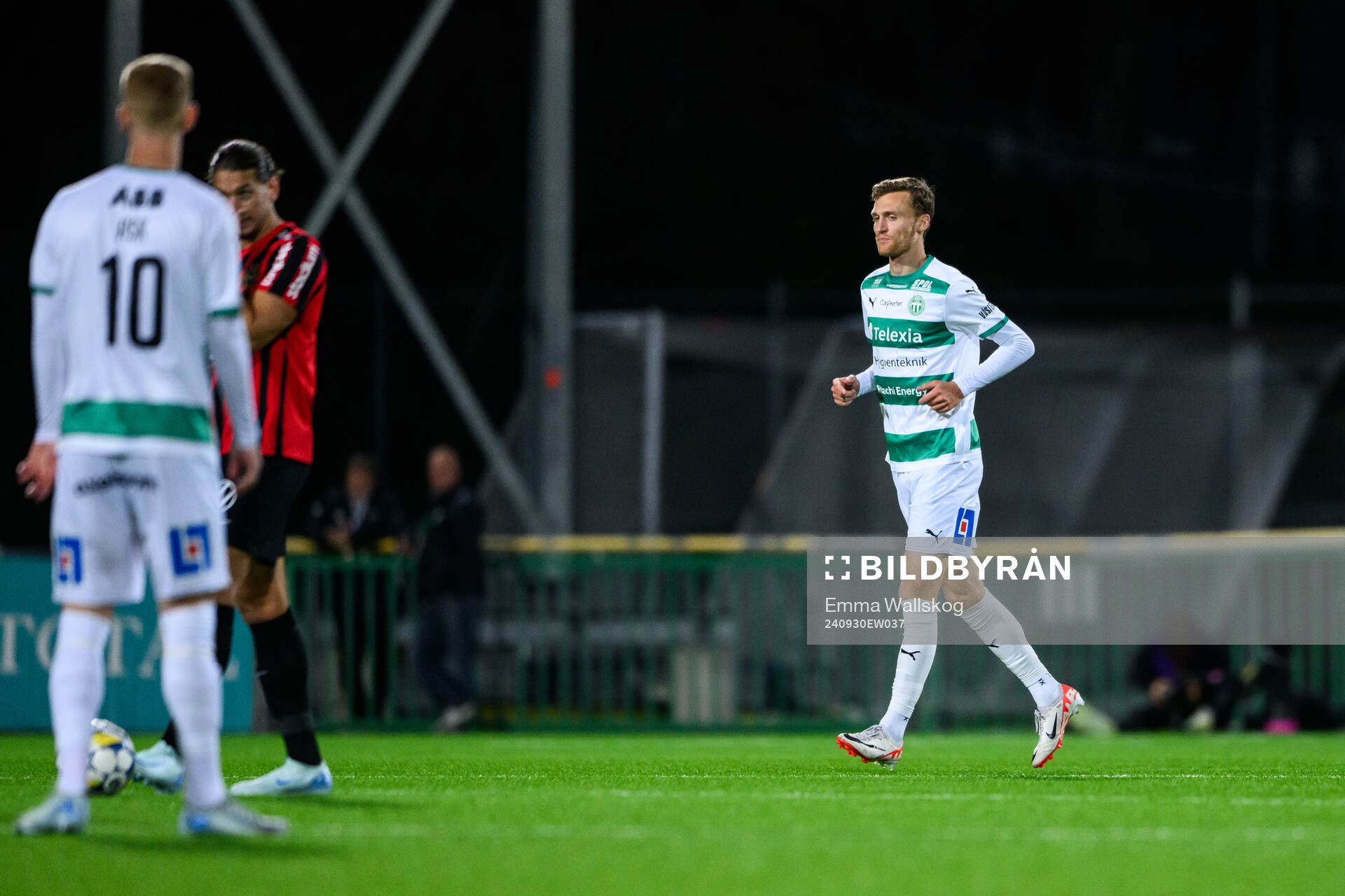 Västerås Viktor Granath jublar efter 2-1 under fotbollsmatchen i Allsvenskan mellan Brommapojkarna och Västerås den 30 september 2024 i Stockholm.