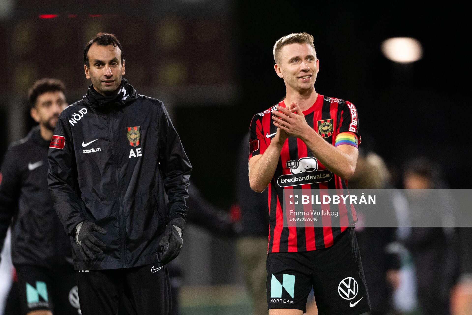 Brommapojkarnas tränare Andreas Engelmark och Ludvig Fritzson jublar efter fotbollsmatchen i Allsvenskan mellan Brommapojkarna och Västerås den 30 september 2024 i Stockholm.