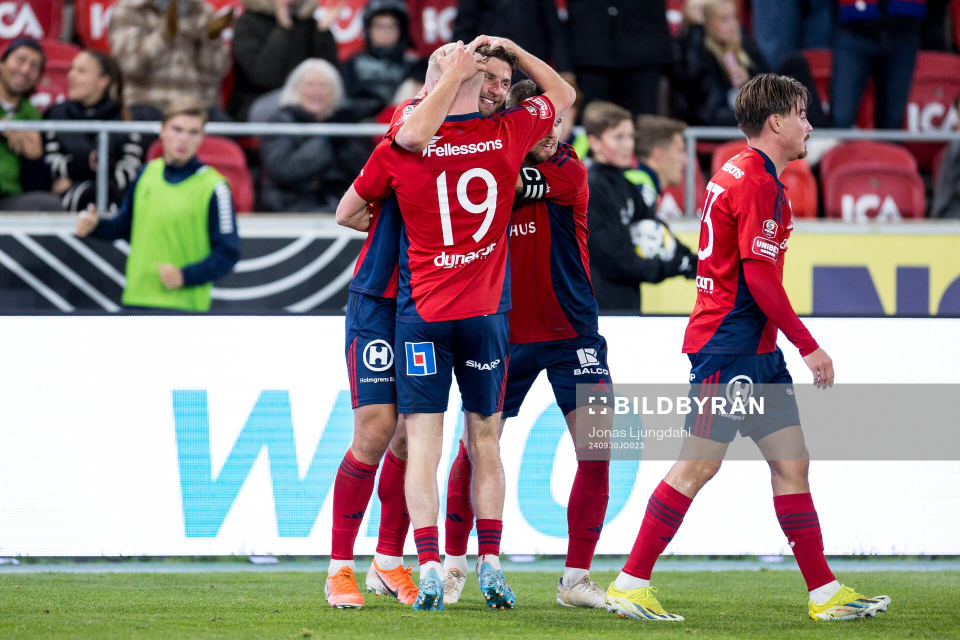 Östers Adam Bergmark Wiberg och Alibek Aliev jublar