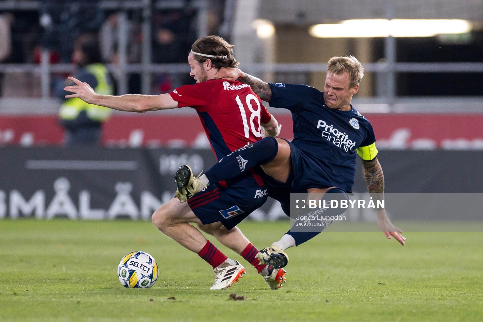 Östers Daniel Ljung och Utsiktens Jesper Brandt under fotbollsmatchen i Superettan mellan Öster och Utsikten den 30 september 2024 i Växjö. 