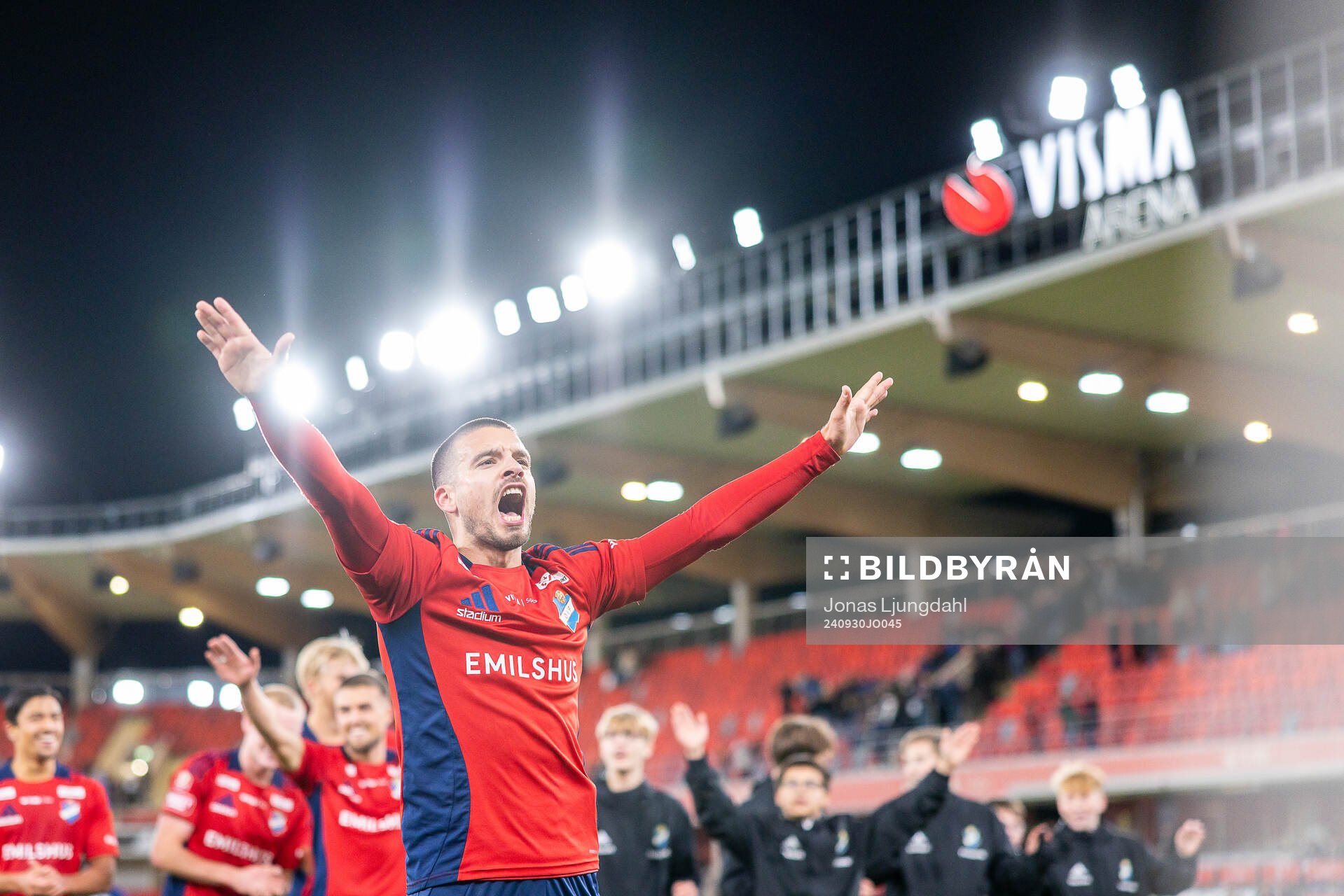 Östers Vladimir Rodic jublar efter fotbollsmatchen i Superettan mellan Öster och Utsikten den 30 september 2024 i Växjö. 