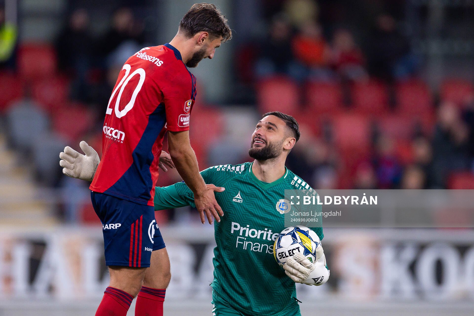 Östers Alibek Aliev och Utsiktens målvakt Elias Hadaya