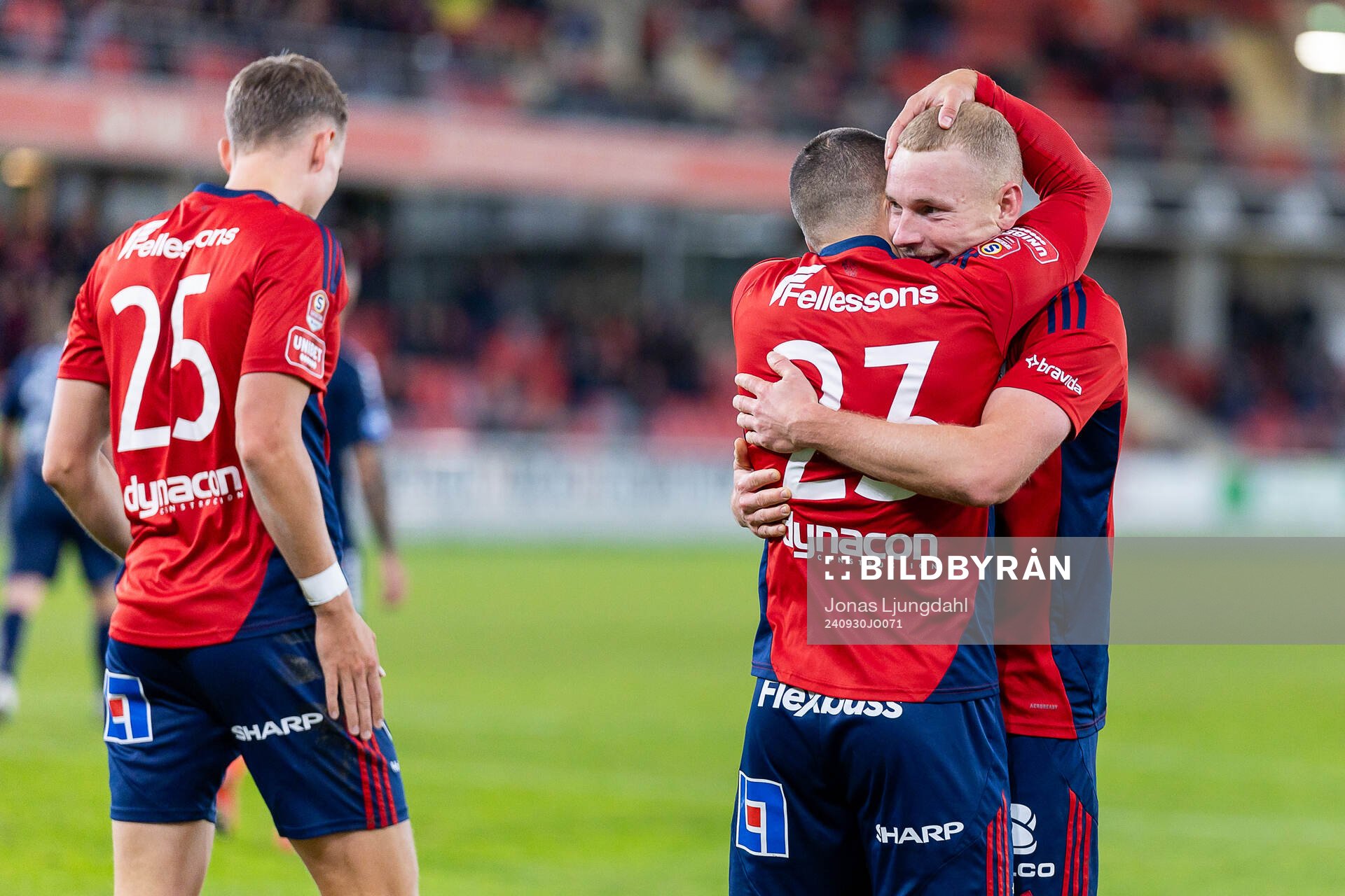 Östers Vladimir Rodic och Adam Bergmark Wiberg jublar