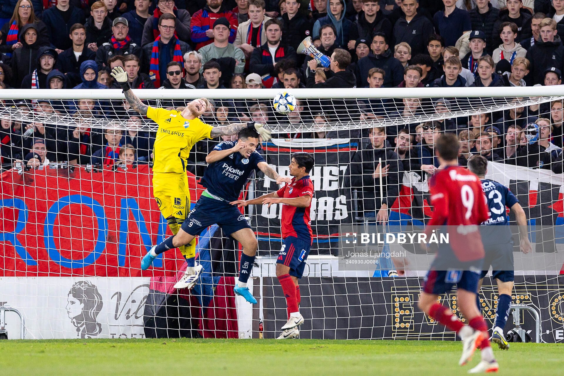 Östers målvakt Robin Wallinder gör en räddning när