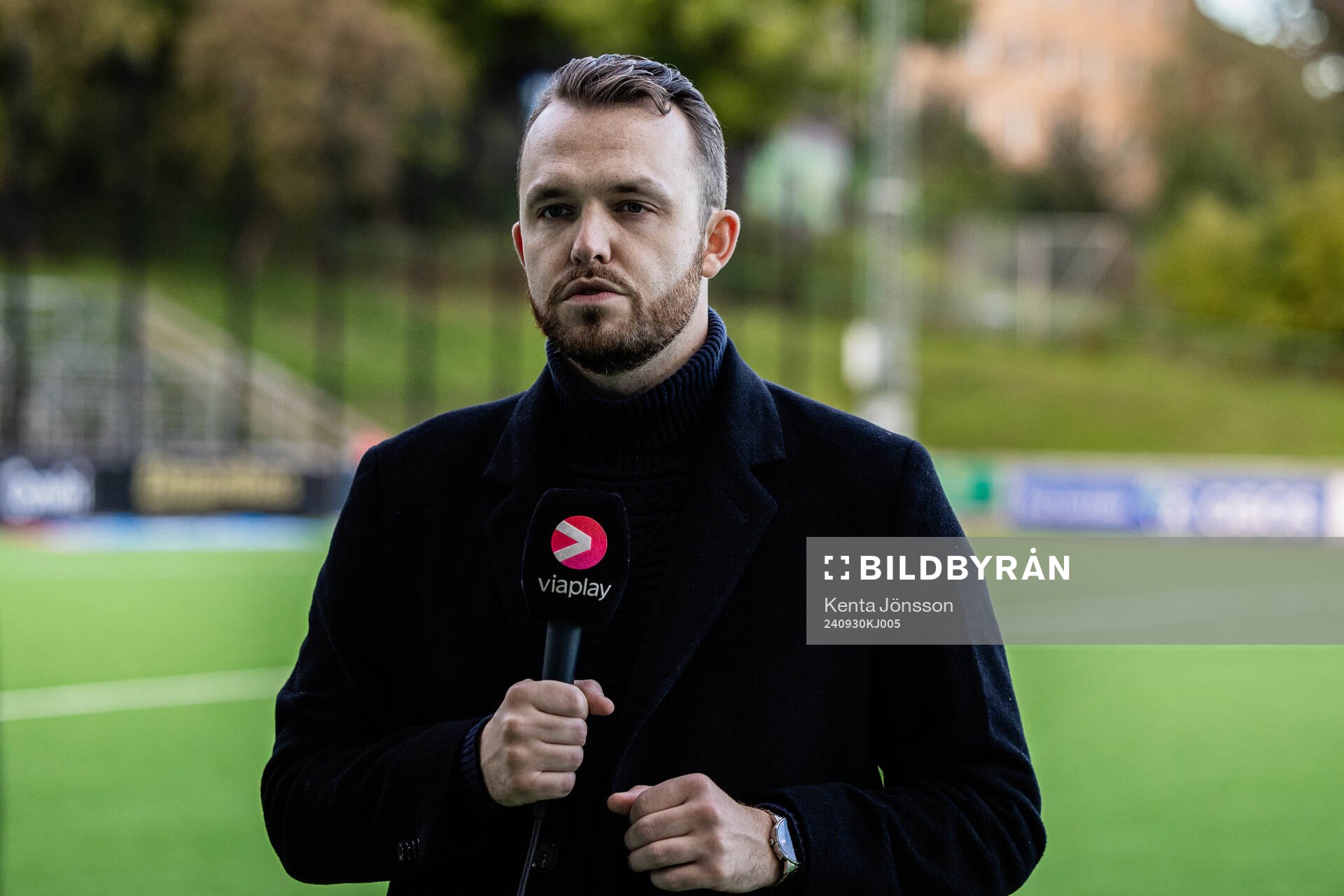 Viaplays kommentator Gustav Karlsson inför fotbollsmatchen i Damallsvenskan mellan Hammarby och KIF Örebro den 30 september 2024 i Stockholm.