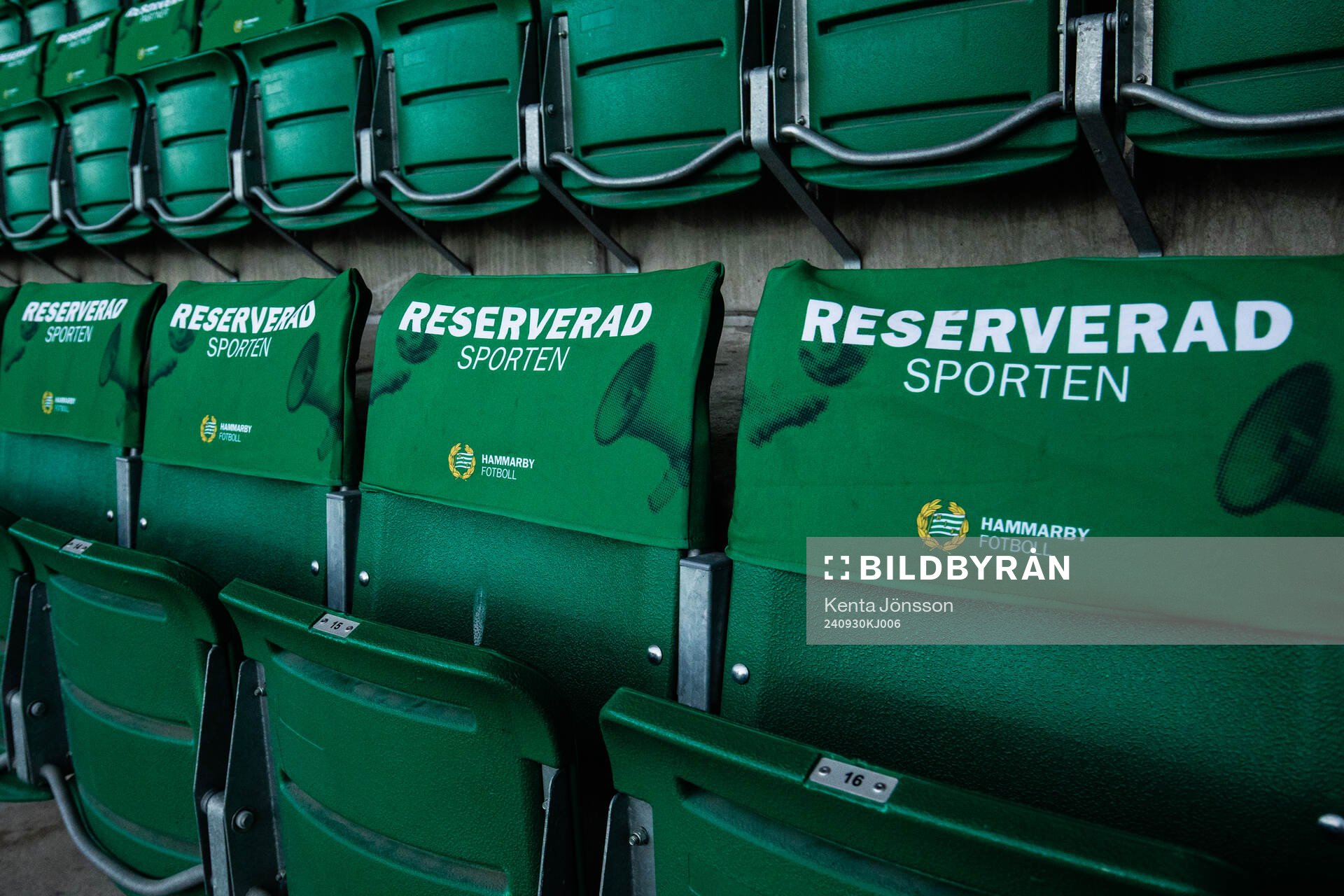 Stolar reserverade på läktaren på Hammarby IP