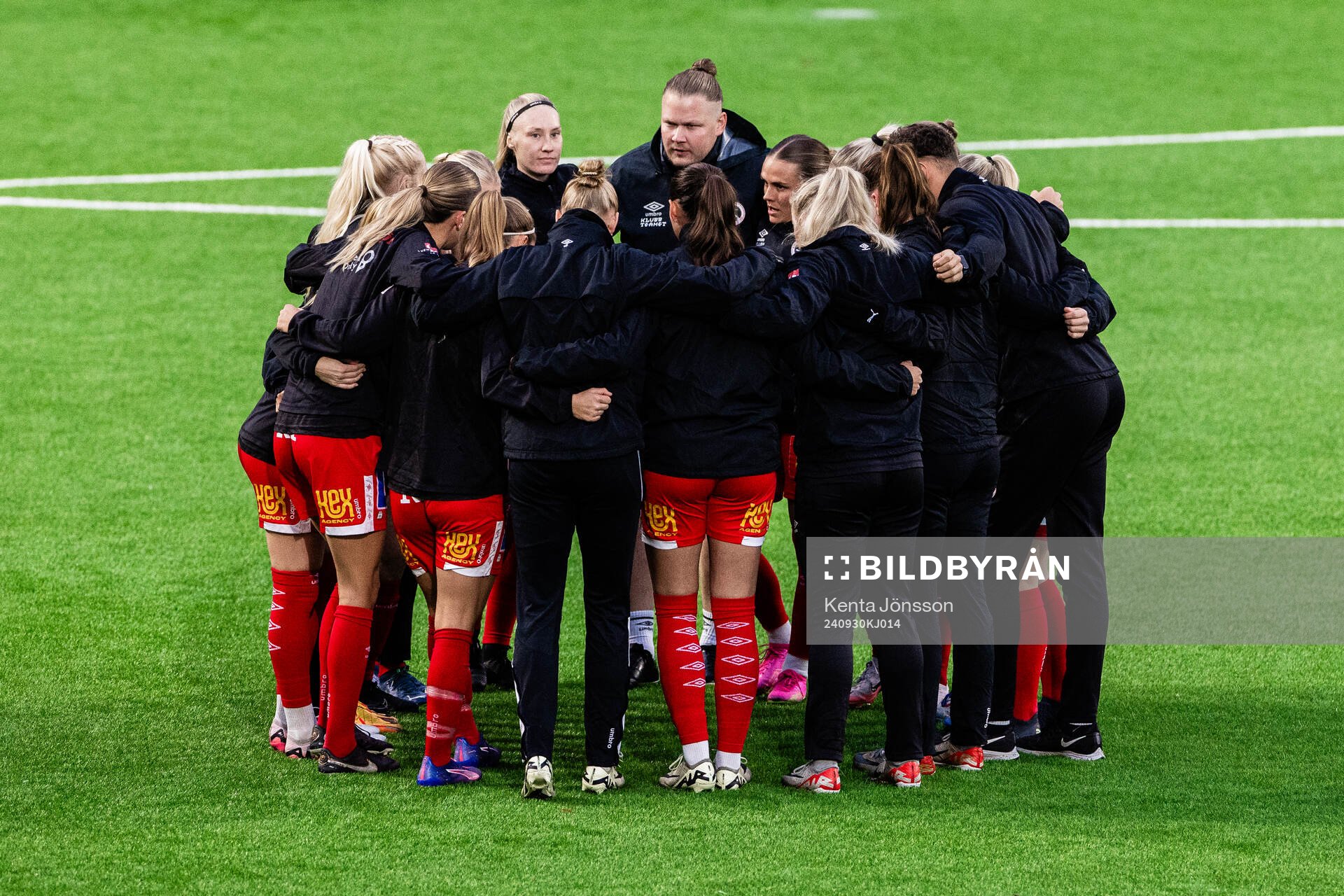 KIF Örebros spelare smalas i en ring
