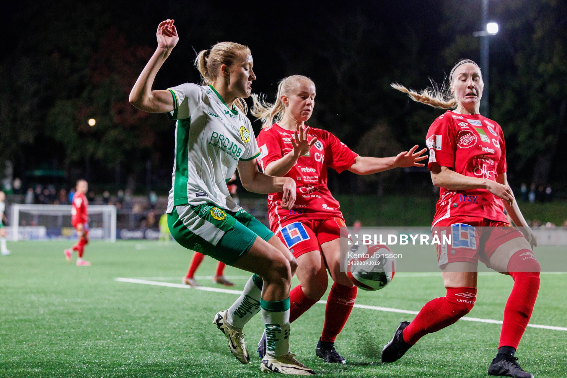 Hammarbys Smilla Holmberg mot KIF Örebros Sara Ikonen och