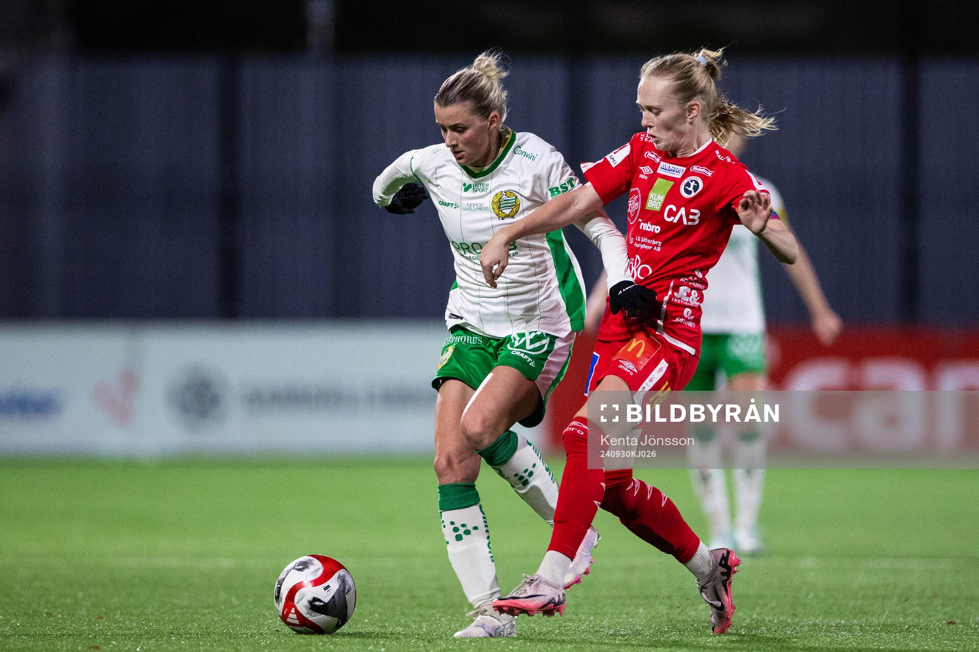 Hammarbys Thea Sørbo och KIF Örebros Minea Lassas under fotbollsmatchen i Damallsvenskan mellan Hammarby och KIF Örebro den 30 september 2024 i Stockholm.