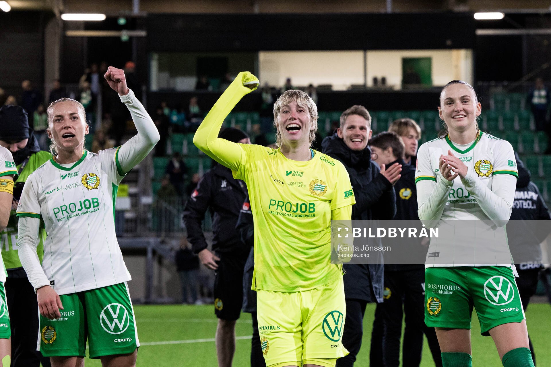 Hammarbys Ellen Gibson, målvakt Moa Edrud och Vilde Hasund jublar efter fotbollsmatchen i Damallsvenskan mellan Hammarby och KIF Örebro den 30 september 2024 i Stockholm.