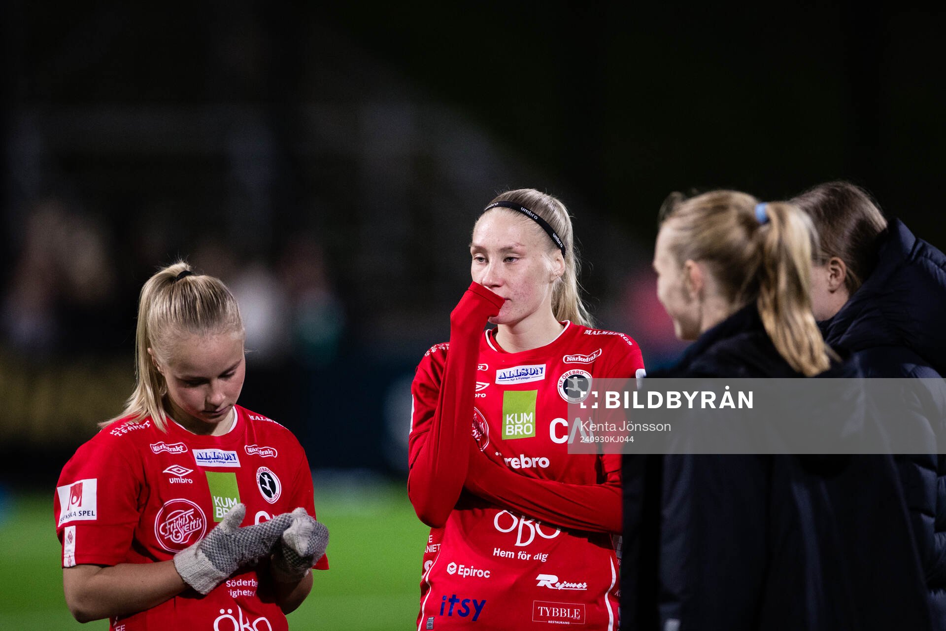 KIF Örebros Sara Ikonen och  Sanni Ojanen deppar