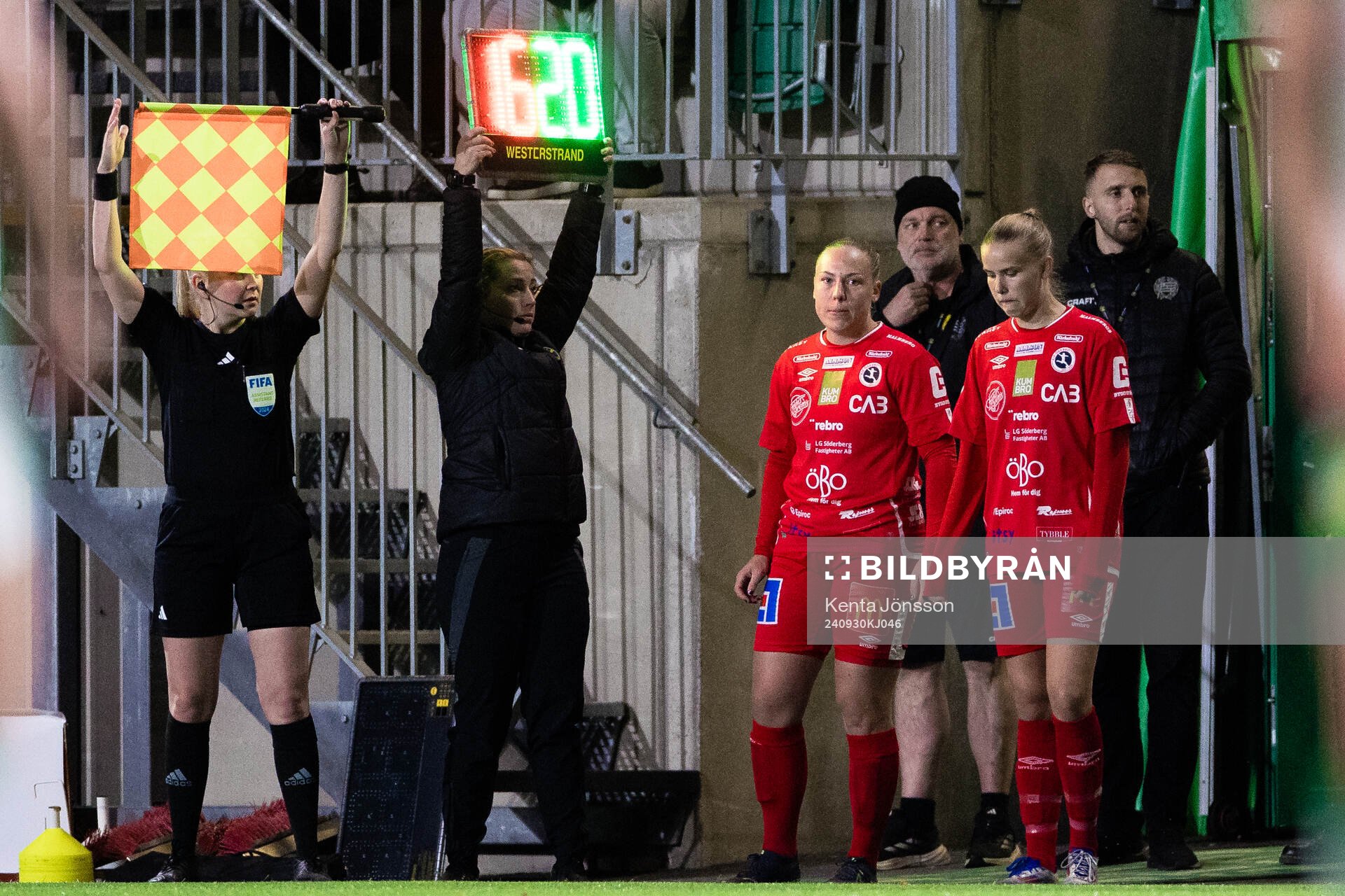 KIF Örebros Stella Lambertsson byts in