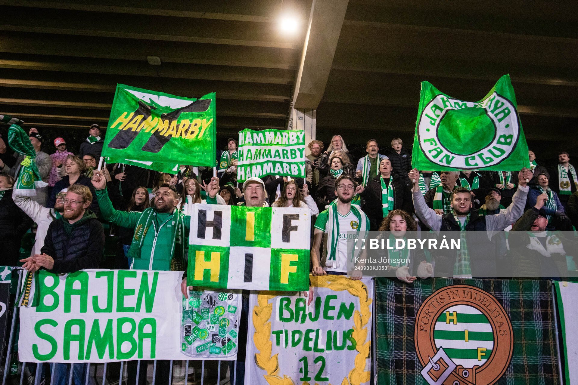 Hammarbys supportrar jublar